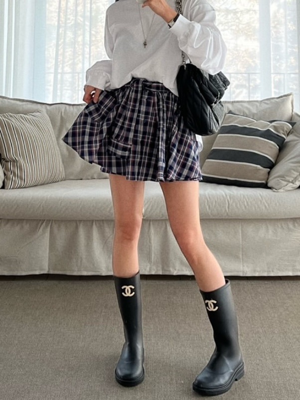 (W) Chanel Boots Caoutchouc & Black, Balenciaga Monaco Medium Chain Bag Black 착용 스타일 - 2