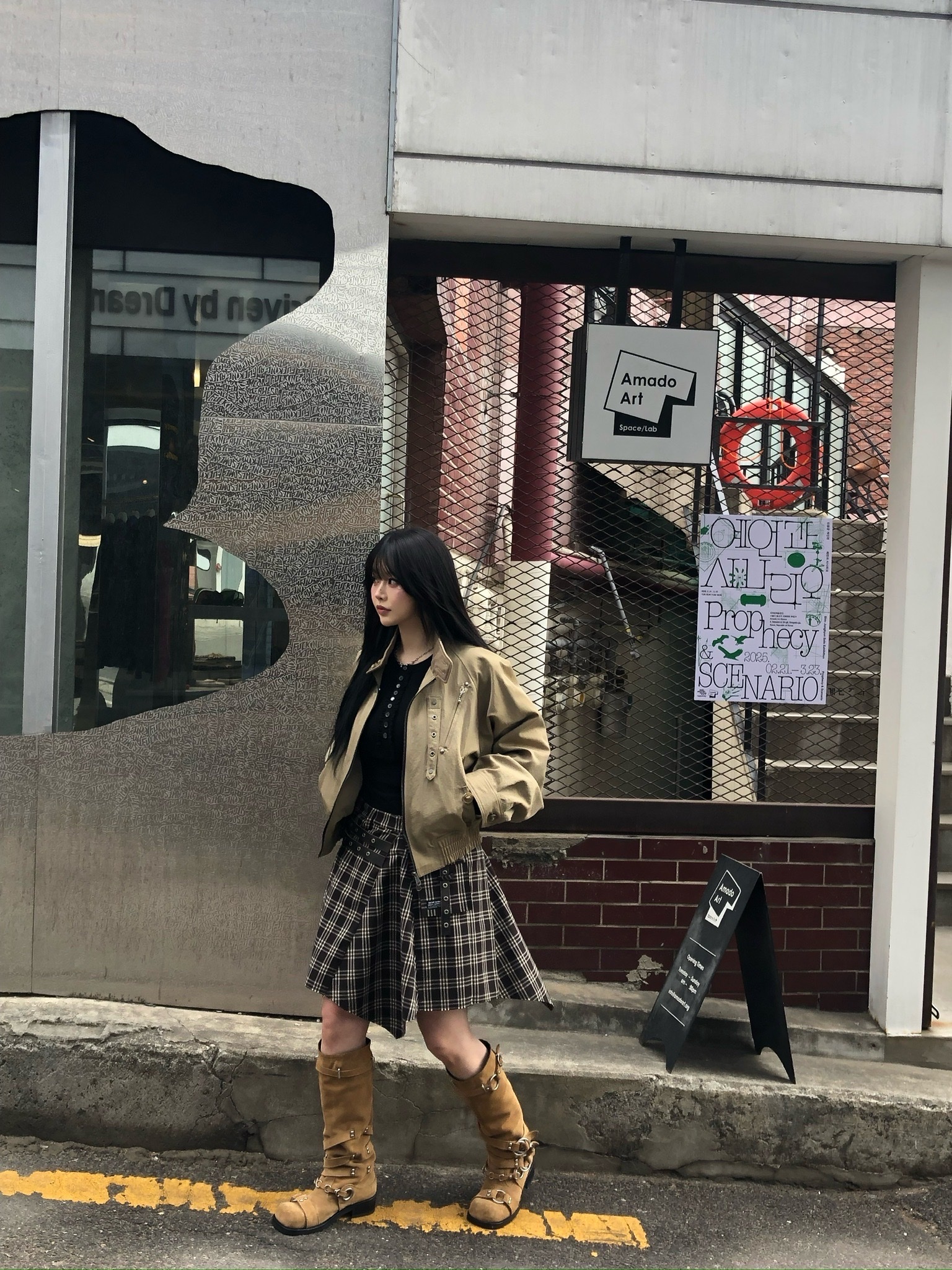 베이컨트 아카이브 로빈 엔지니어드 스트랩 부츠 블랙, 베이컨트 아카이브 로빈 엔지니어드 스트랩 부츠 베이지 착용 스타일 - 1