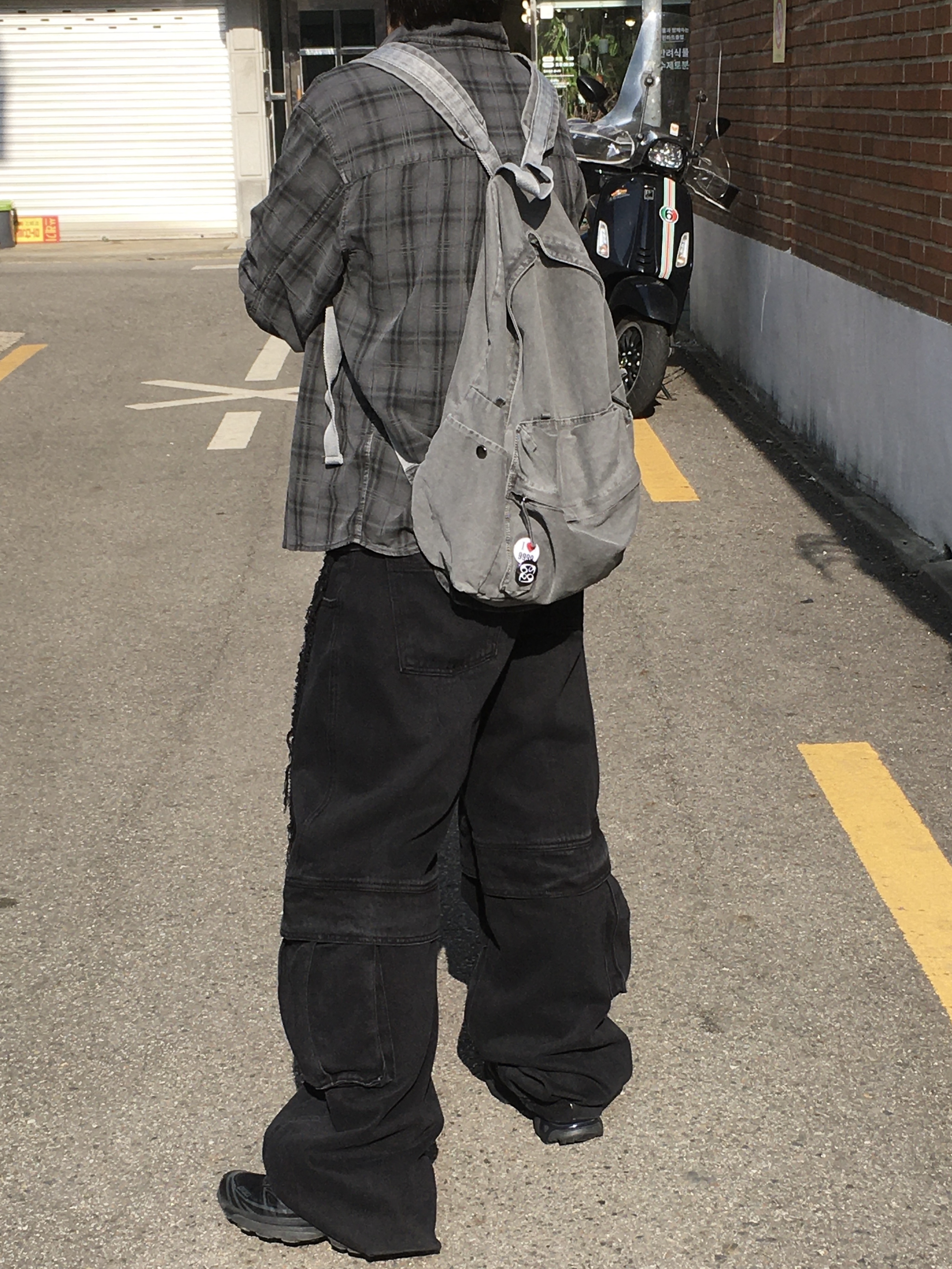 Hatchingroom Dyed Backpack Charcoal, Salomon XT-6 ADV Black 착용 스타일 - 1
