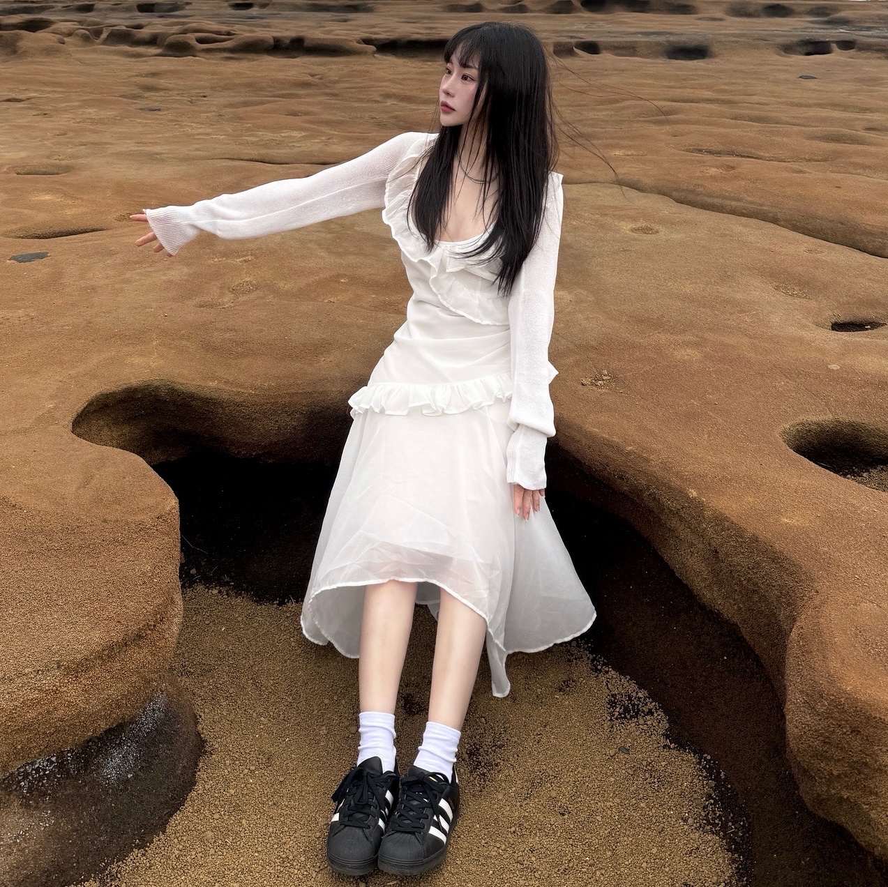 Adidas Superstar Core Black White 착용 스타일 - 1