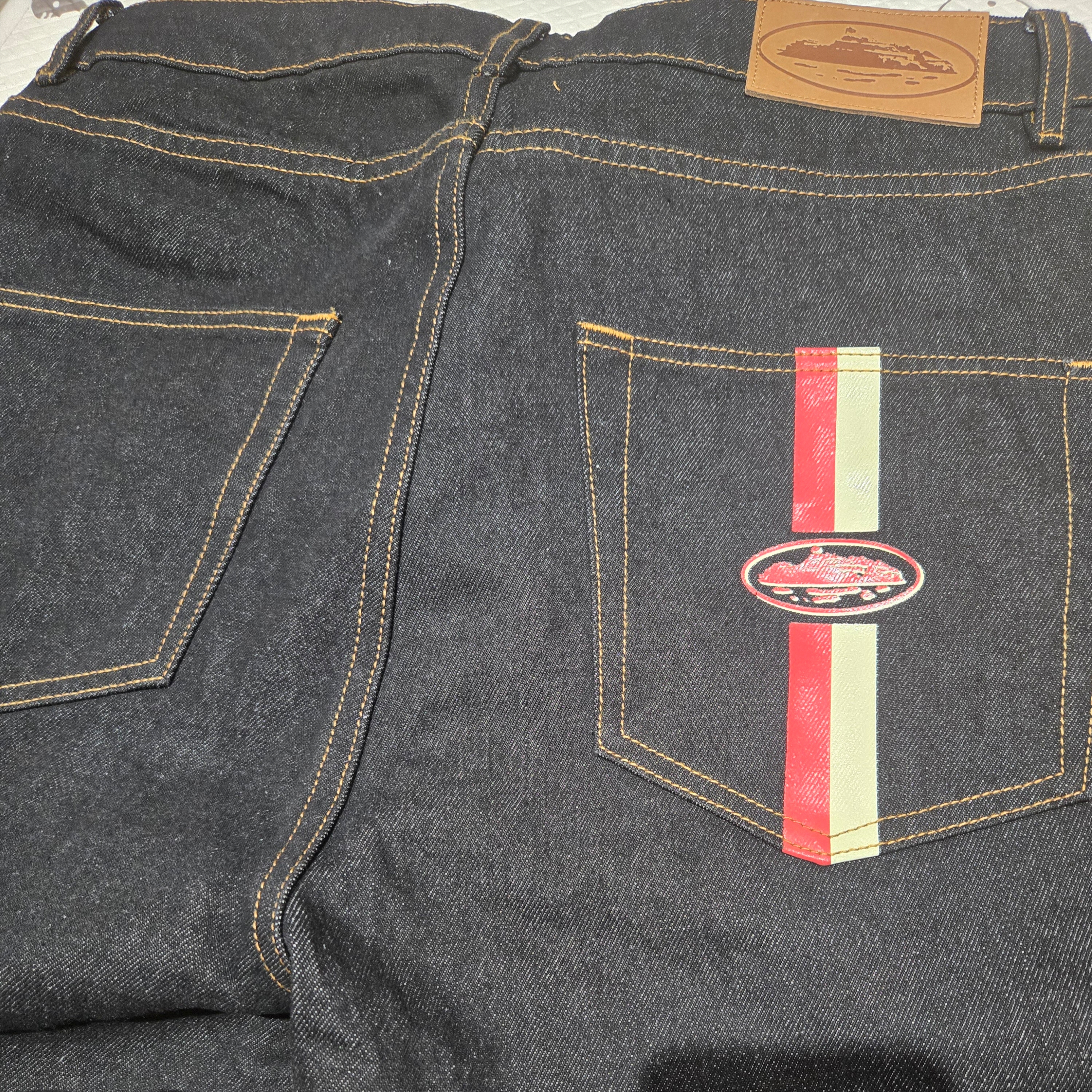 Corteiz Dual Stripe Baggy Jeans Black Wash 착용 스타일