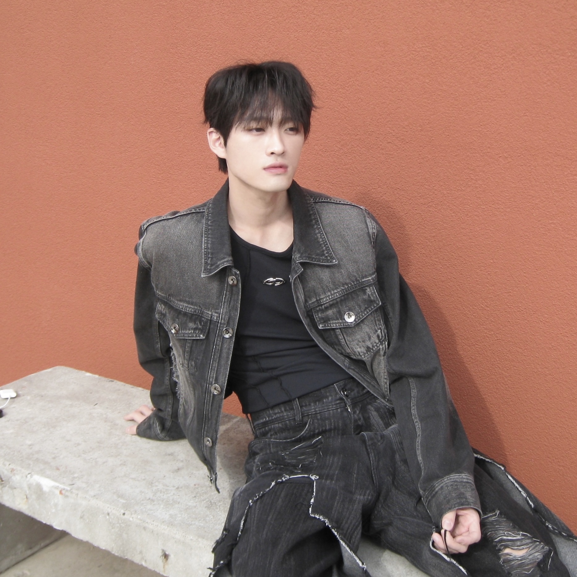 [KREAM 단독] BLR Signature Raw Cut Washing Denim Trucker Jacket Black 착용 스타일 - 2