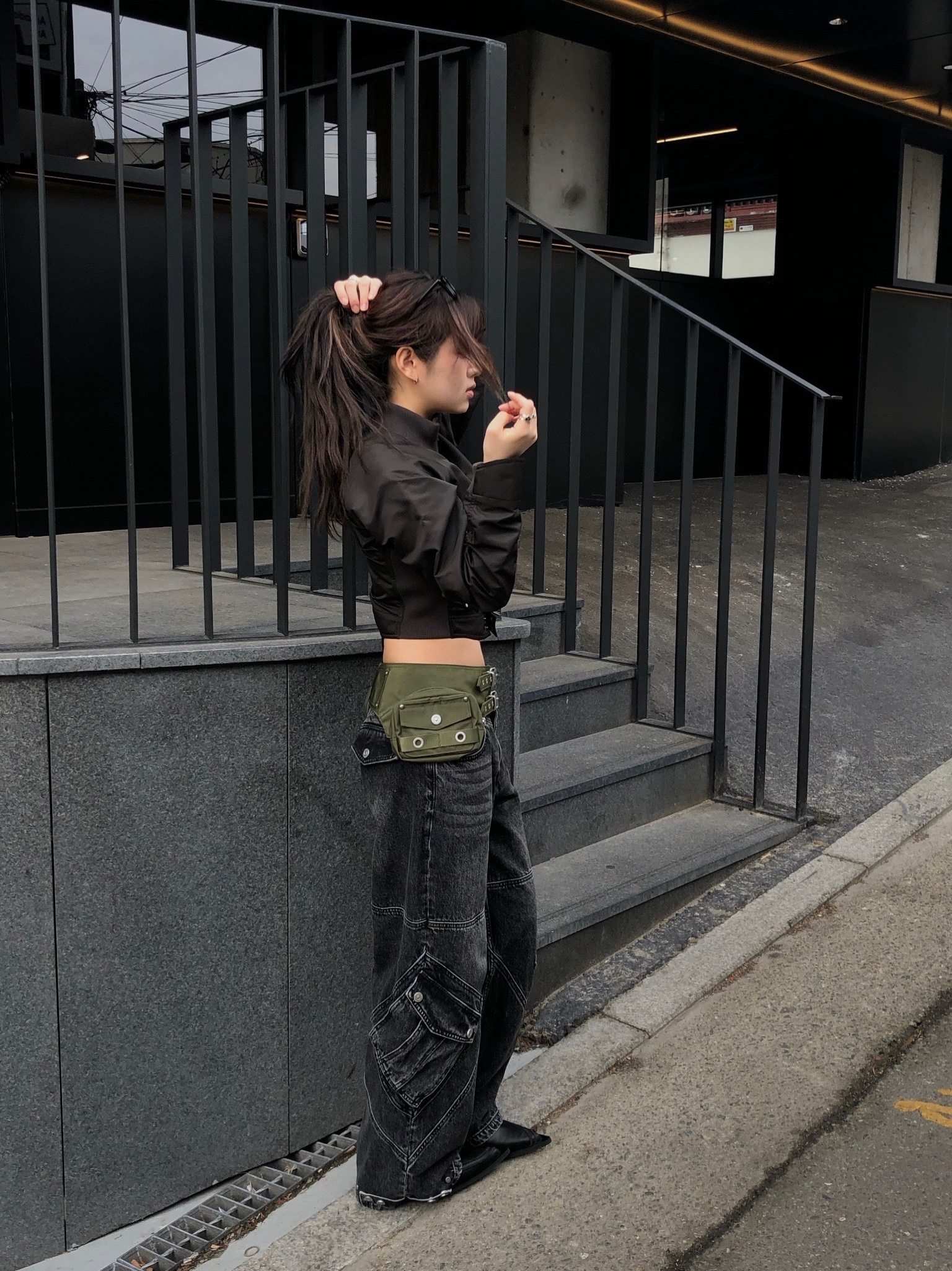 Vacant Archive Roen Crop Jumper Deep Brown, Vacant Archive Roen Crop Jumper Khaki 착용 스타일 - 1