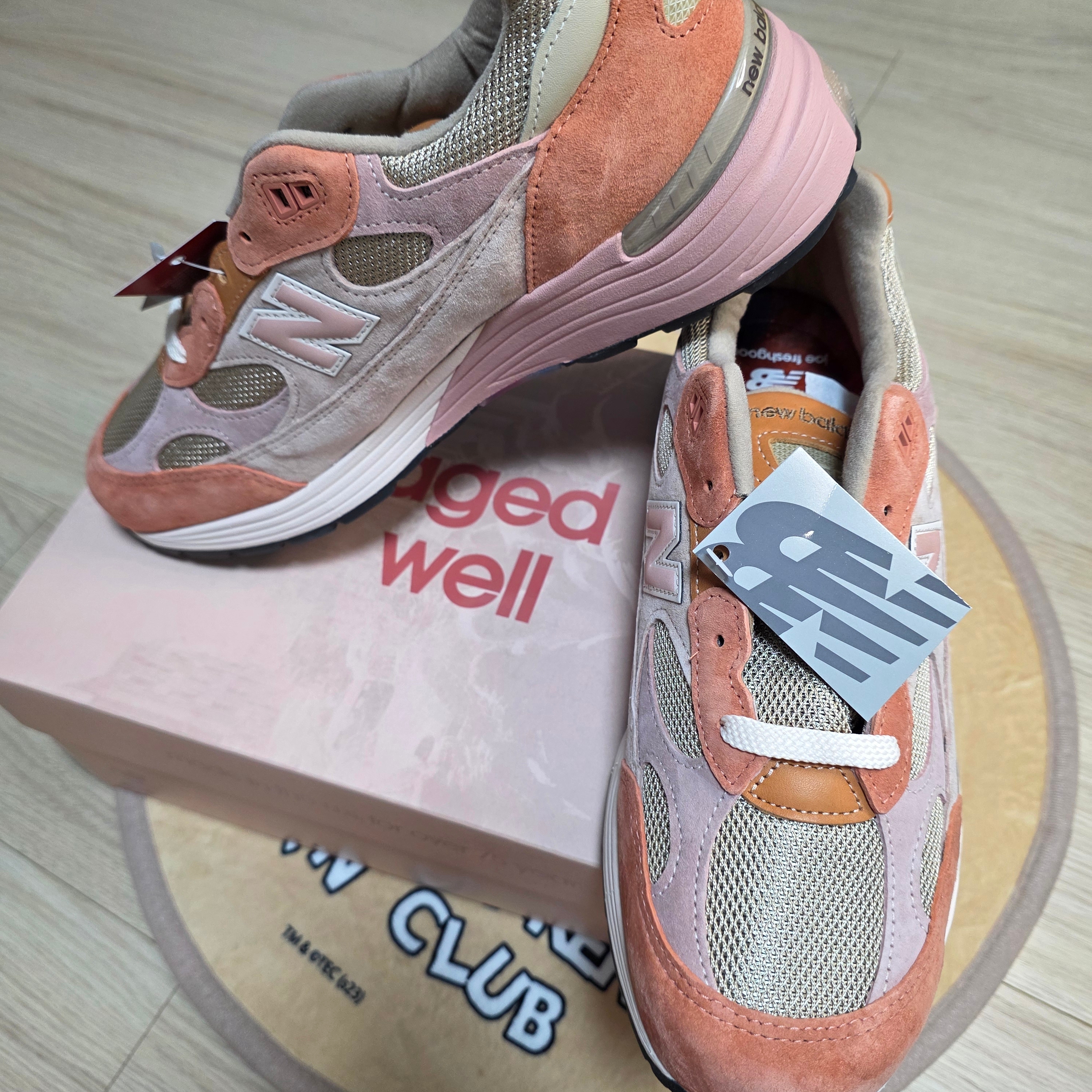 New Balance x Joe Freshgoods 992 Made in USA Aged Well 착용 스타일 - 1