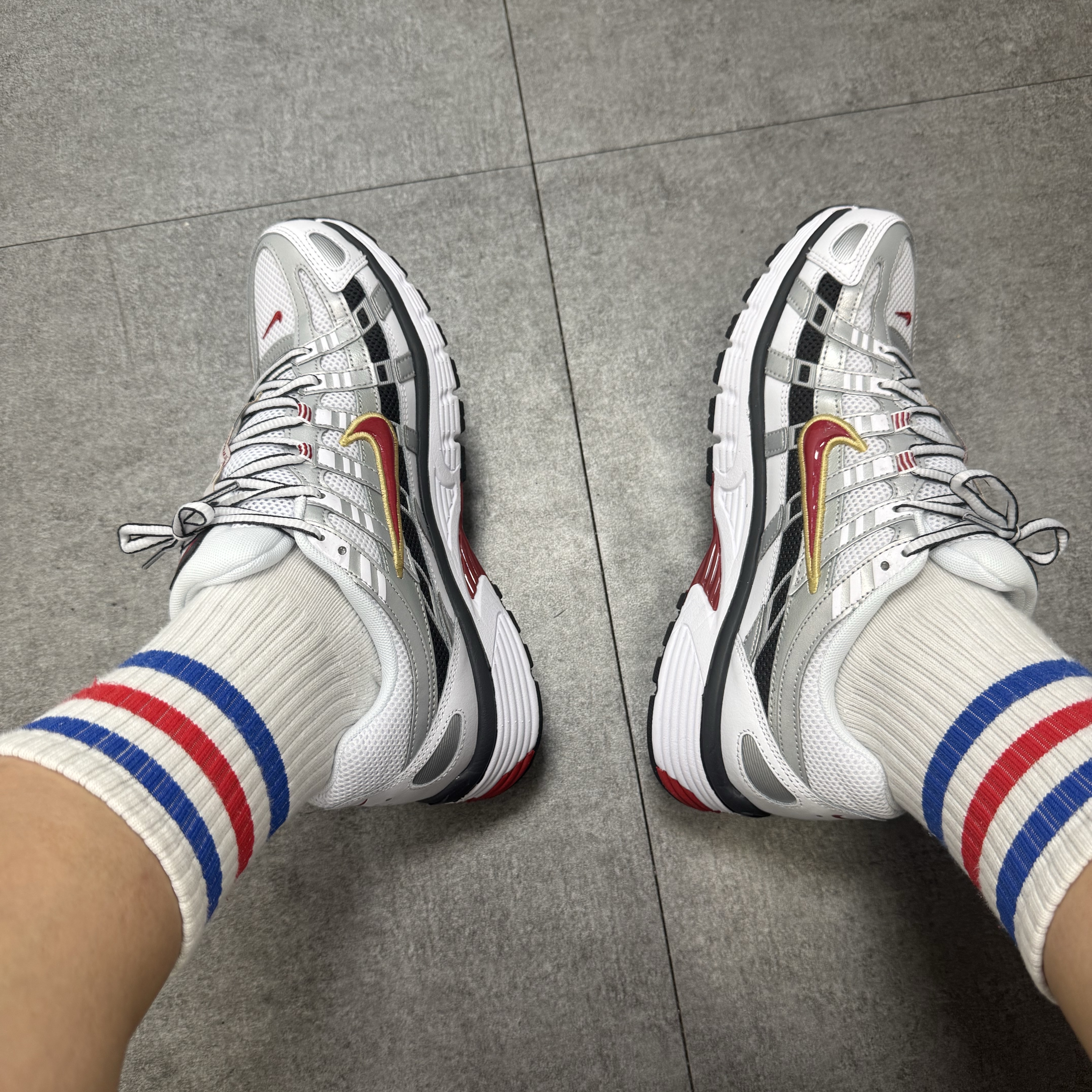(W) Nike P-6000 Metallic Silver Red 착용 스타일