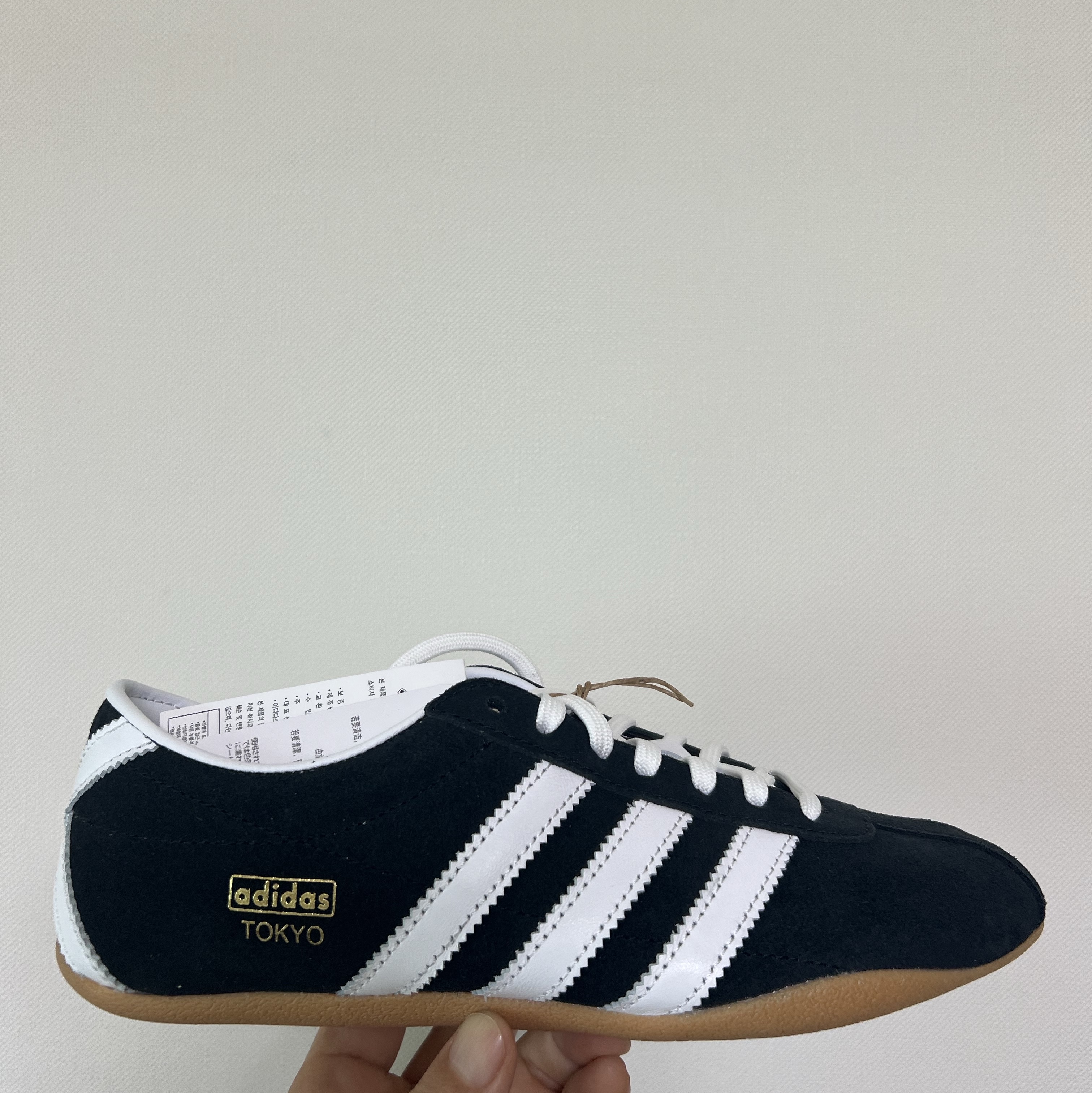 (W) Adidas Tokyo Core Black Cloud White 착용 스타일 - 1