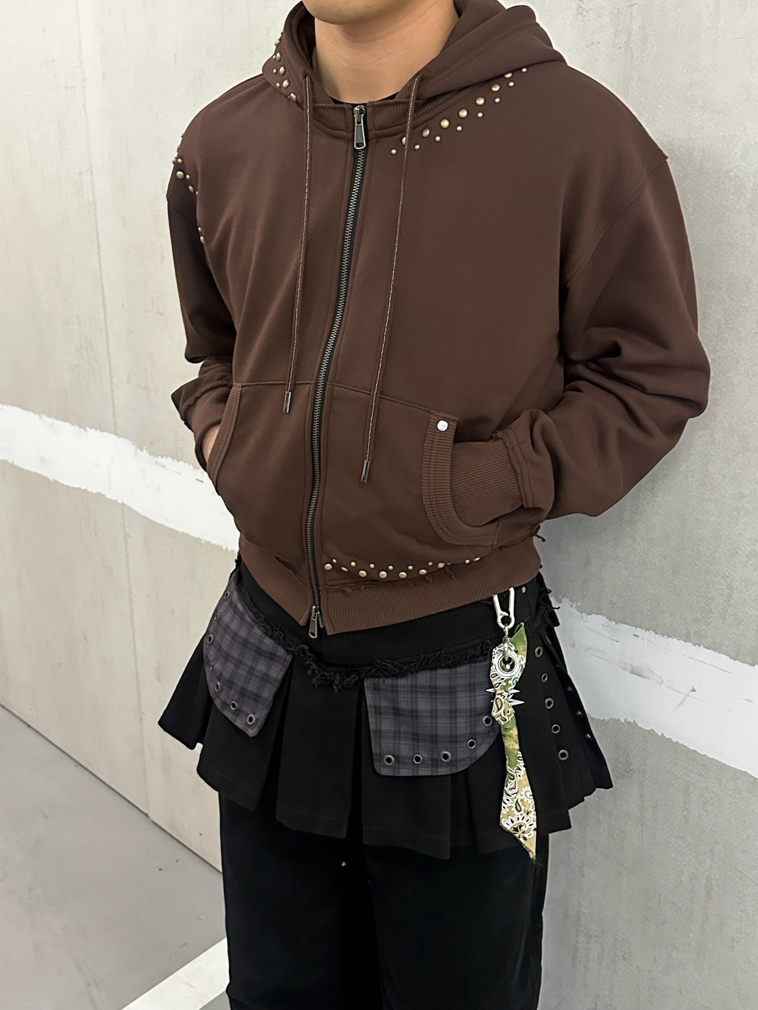 Vacant Archive Dyed Bandana Keyring Khaki, Vacant Archive Dyed Bandana Keyring Red 착용 스타일 - 2