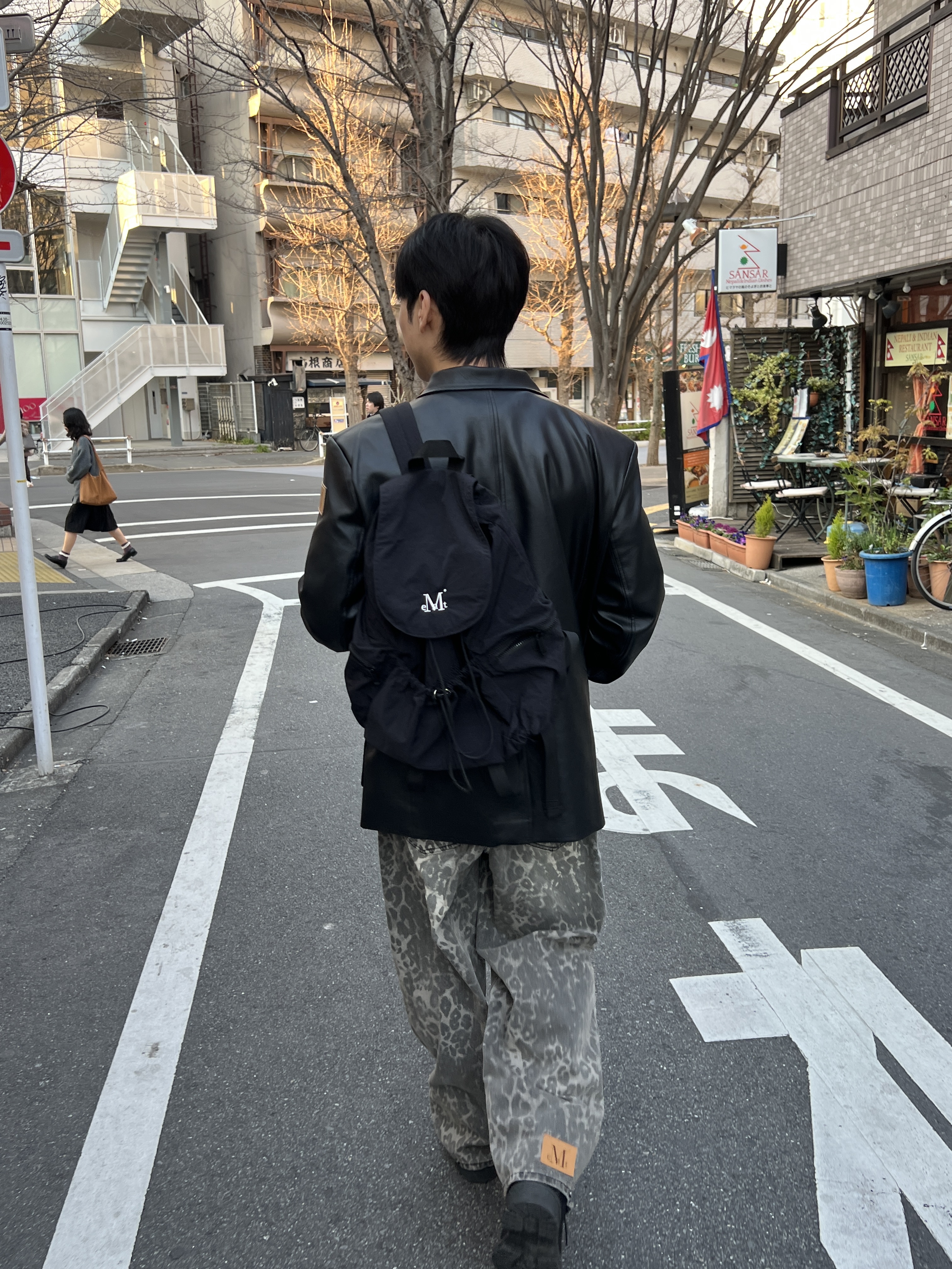 MUCENT Ditt Snap Button Leopard Wide Pants, MUCENT Duns Daddyfit Blazer Leather Jacket Black 착용 스타일 - 2