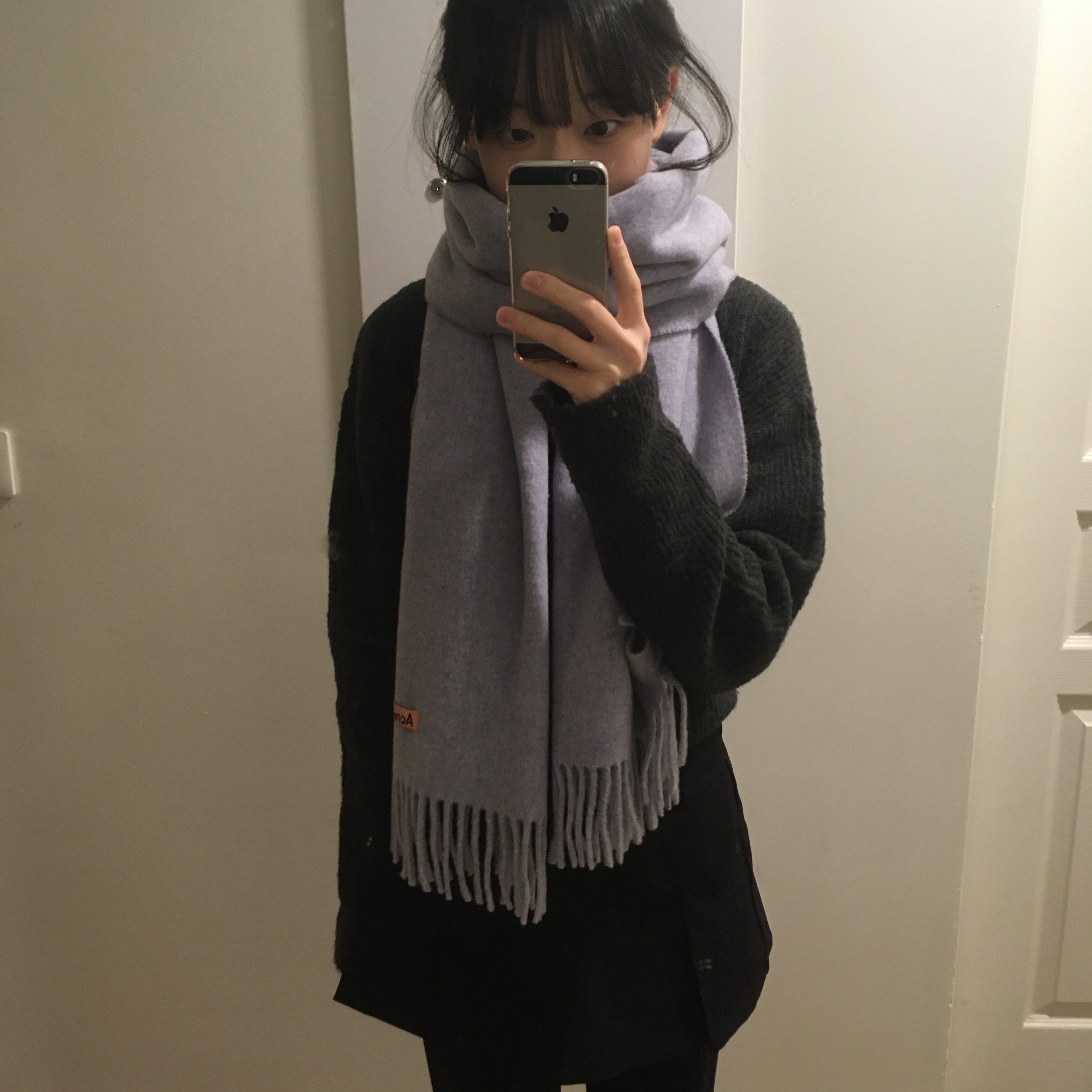 Acne Studios Narrow Wool Fringe Muffler Powder Blue Melange, Hoka Ora Primo Black 착용 스타일 - 1