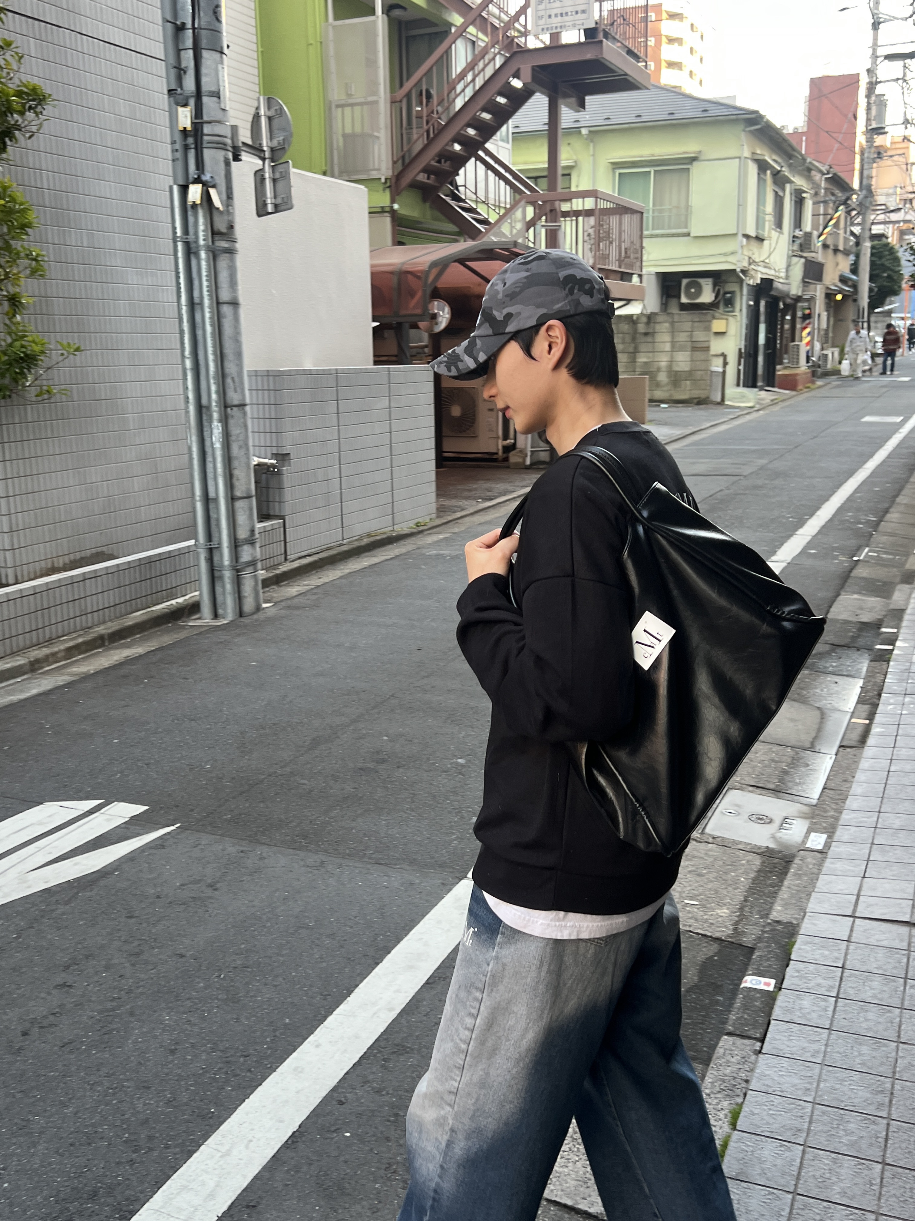 MUCENT Griek Leather Shoulder Bag Black, MUCENT Palma Wide Denim Pants Deep Blue 착용 스타일 - 4