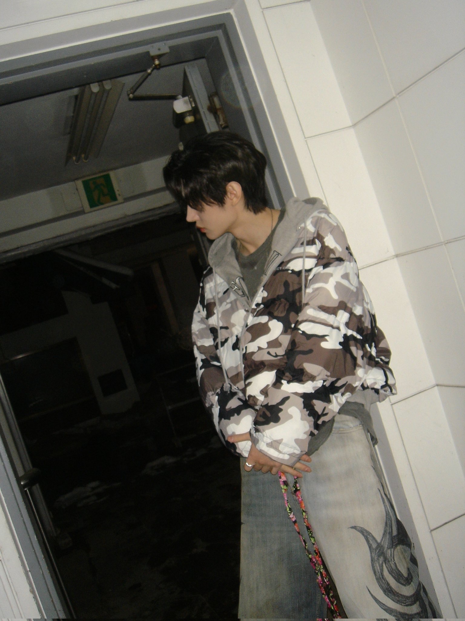 Project G/R Reversible Hooded Puffer Jacket Grey, Balenciaga Y2K Stretched Knee Baggy Pants Light Blue 착용 스타일 - 3