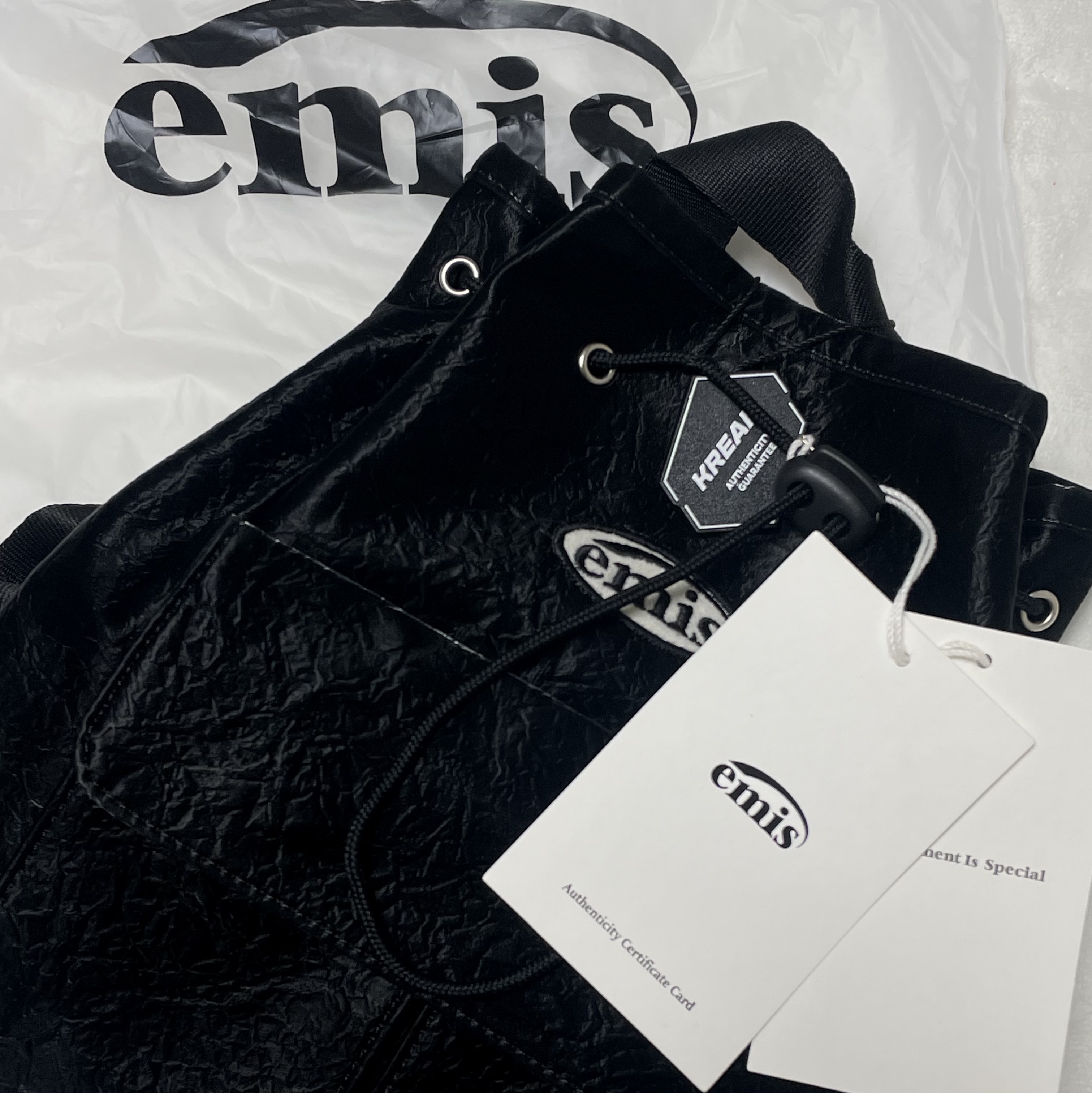 Emis Mini Wappen Pocket Backpack Black 착용 스타일