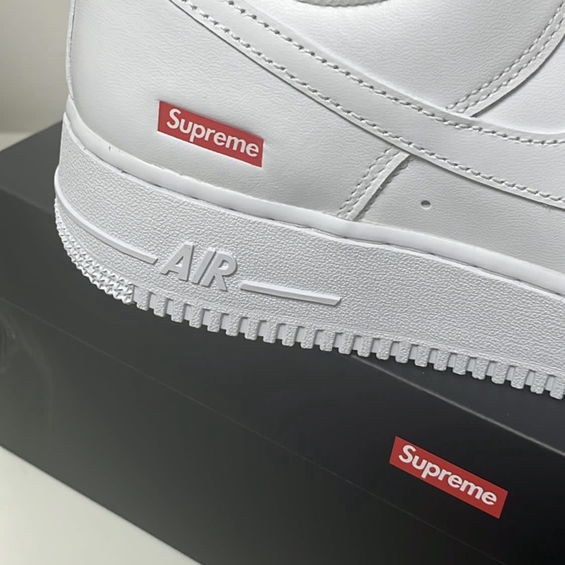 Nike x Supreme Air Force 1 Low White 착용 스타일