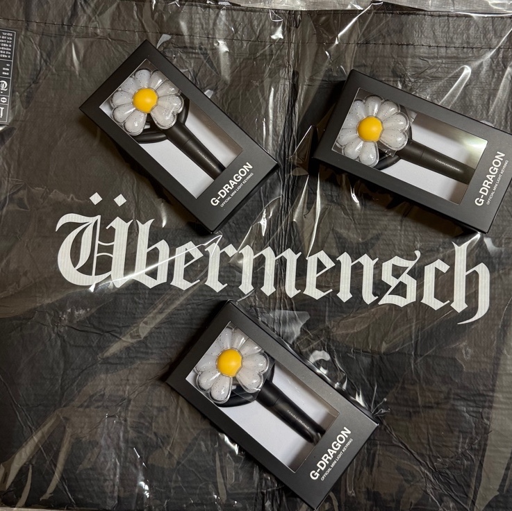 G-DRAGON Ubermensch Official Mini Light Keyring, G-DRAGON Ubermensch Reusable Bag Black 착용 스타일