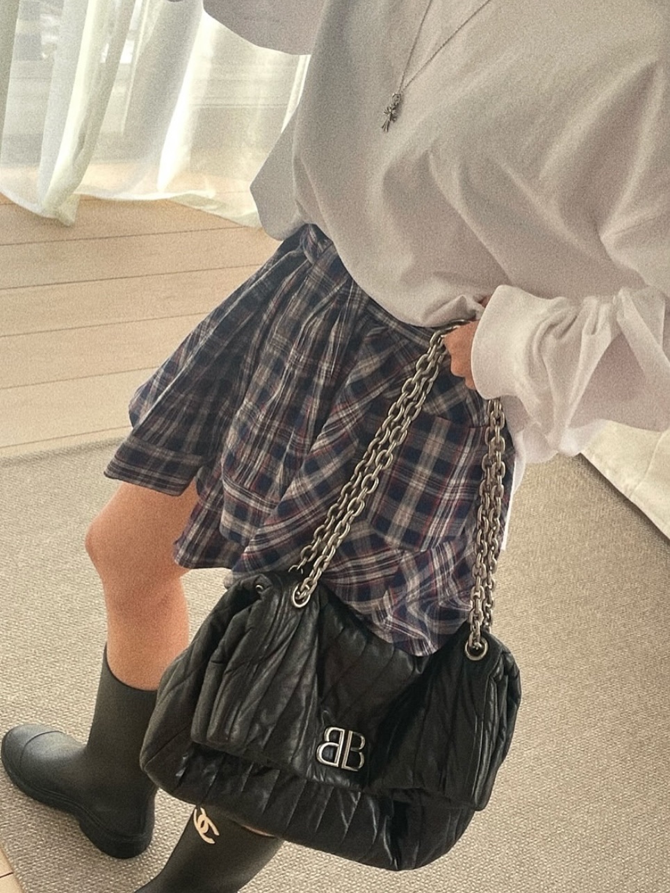 (W) Chanel Boots Caoutchouc & Black, Balenciaga Monaco Medium Chain Bag Black 착용 스타일 - 3