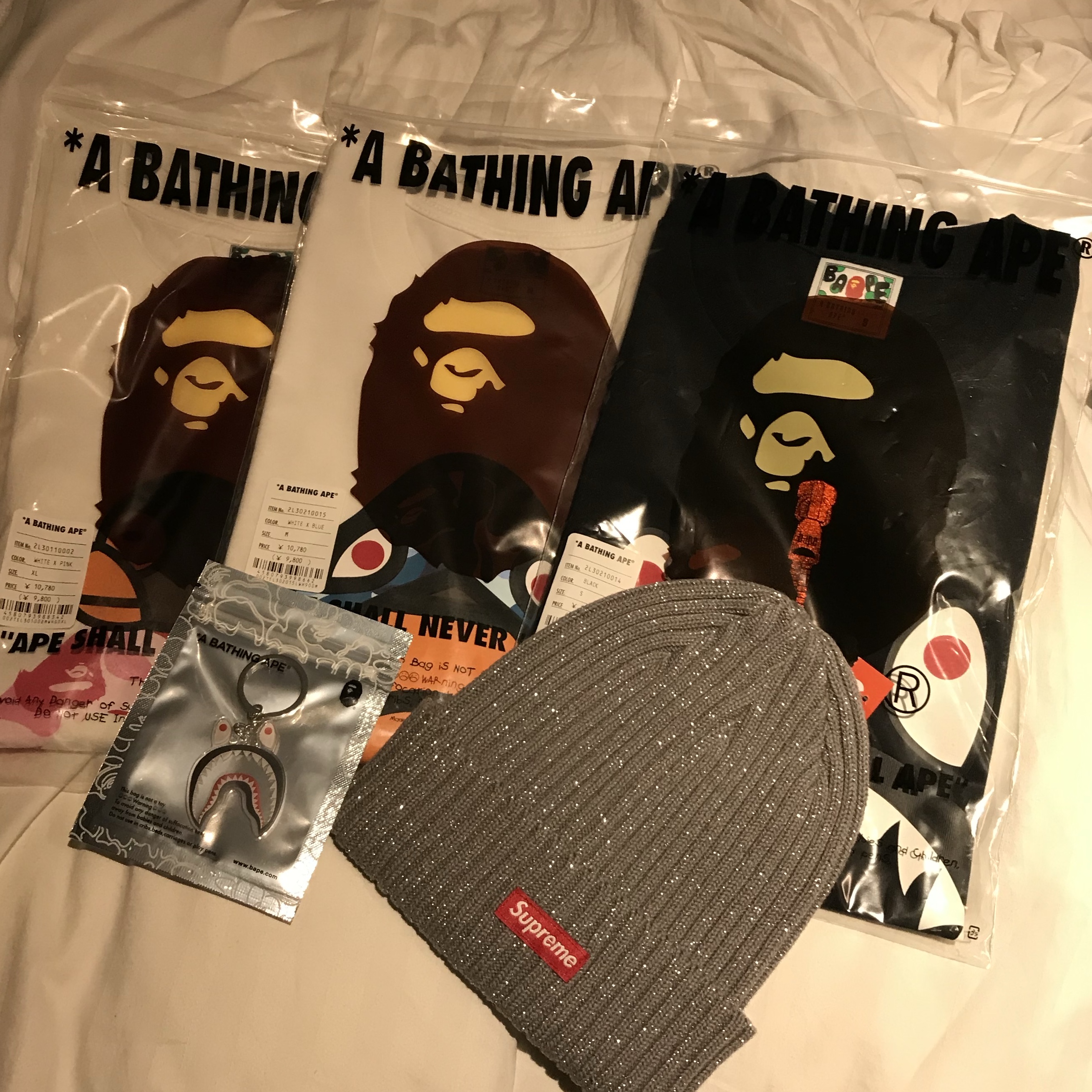 Monchhichi Happy Color Key Chain Red Brown, Supreme Overdyed Beanie Metallic Silver - 25SS 착용 스타일 - 3
