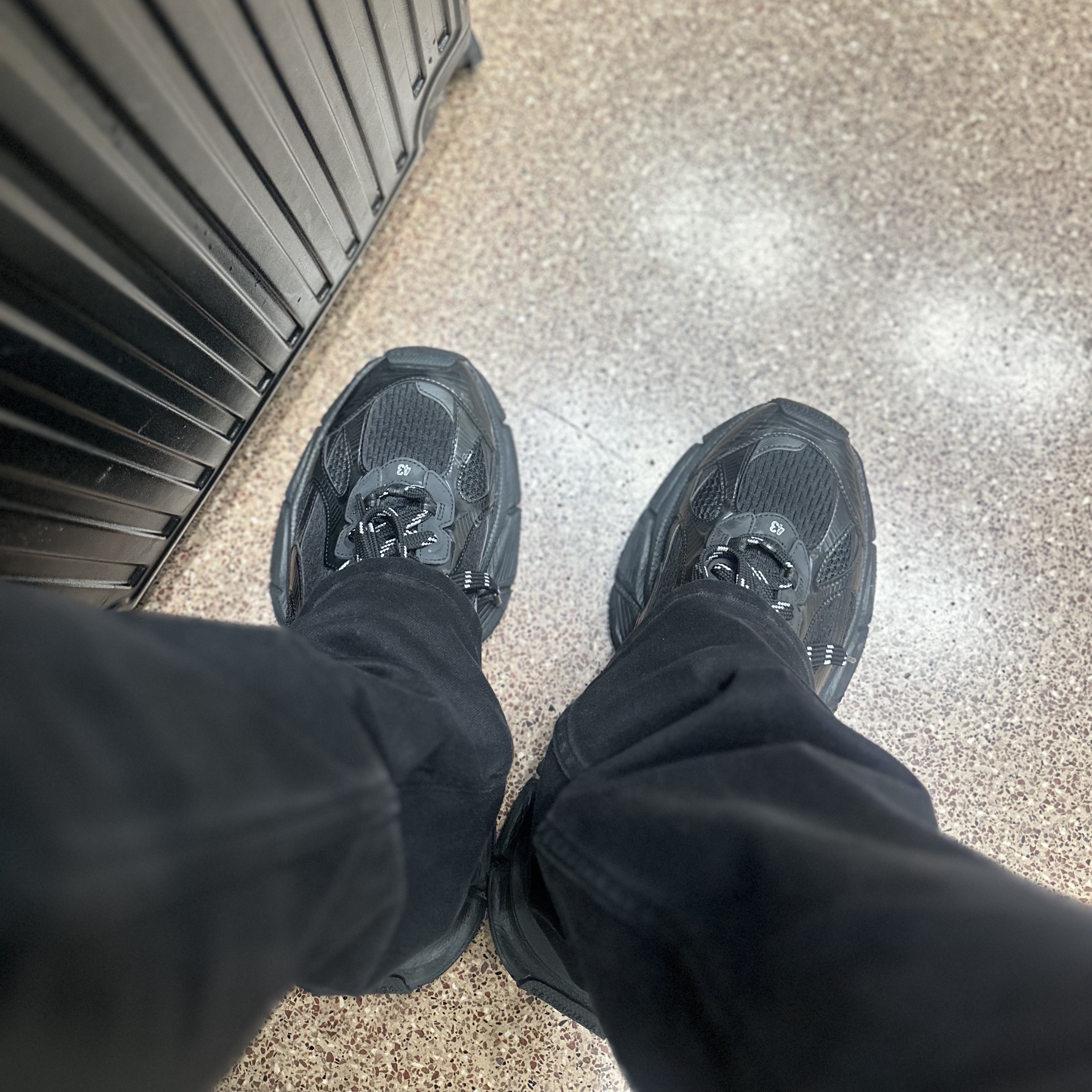 Balenciaga 3XL Sneakers Black 착용 스타일