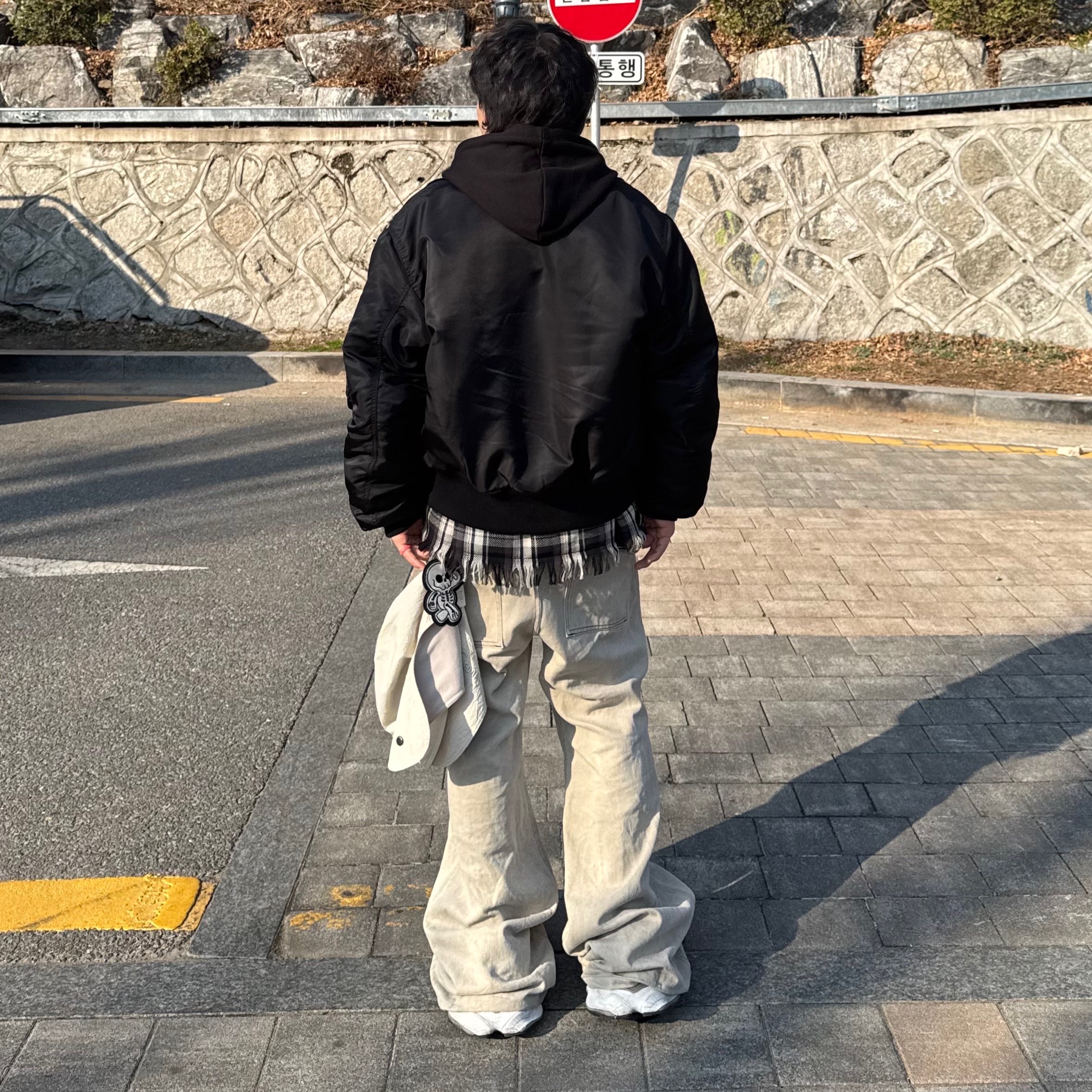Balenciaga Cargo Sneakers White Grey 착용 스타일 - 3