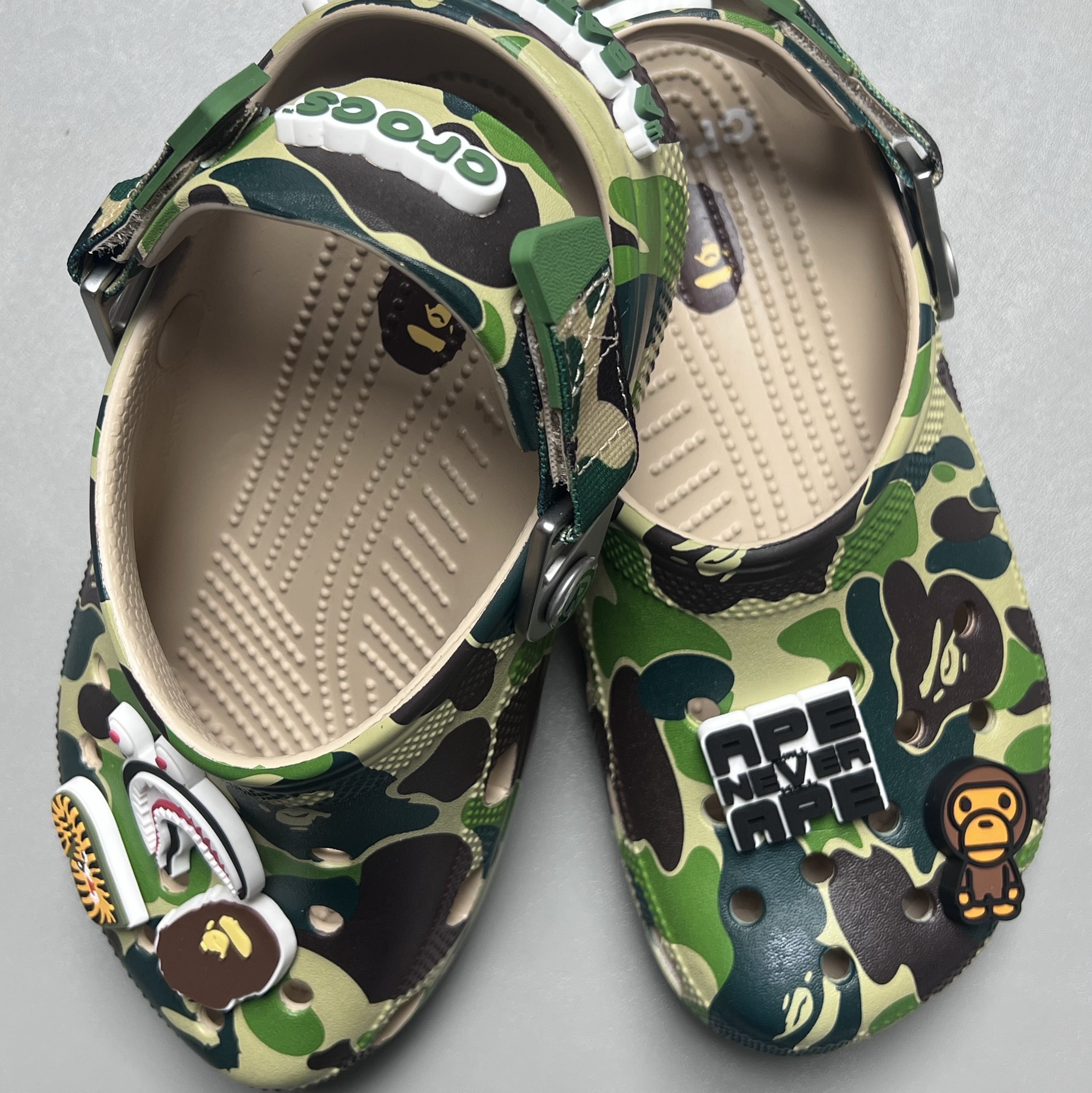 Crocs x BAPE Classic Clog Chai 착용 스타일