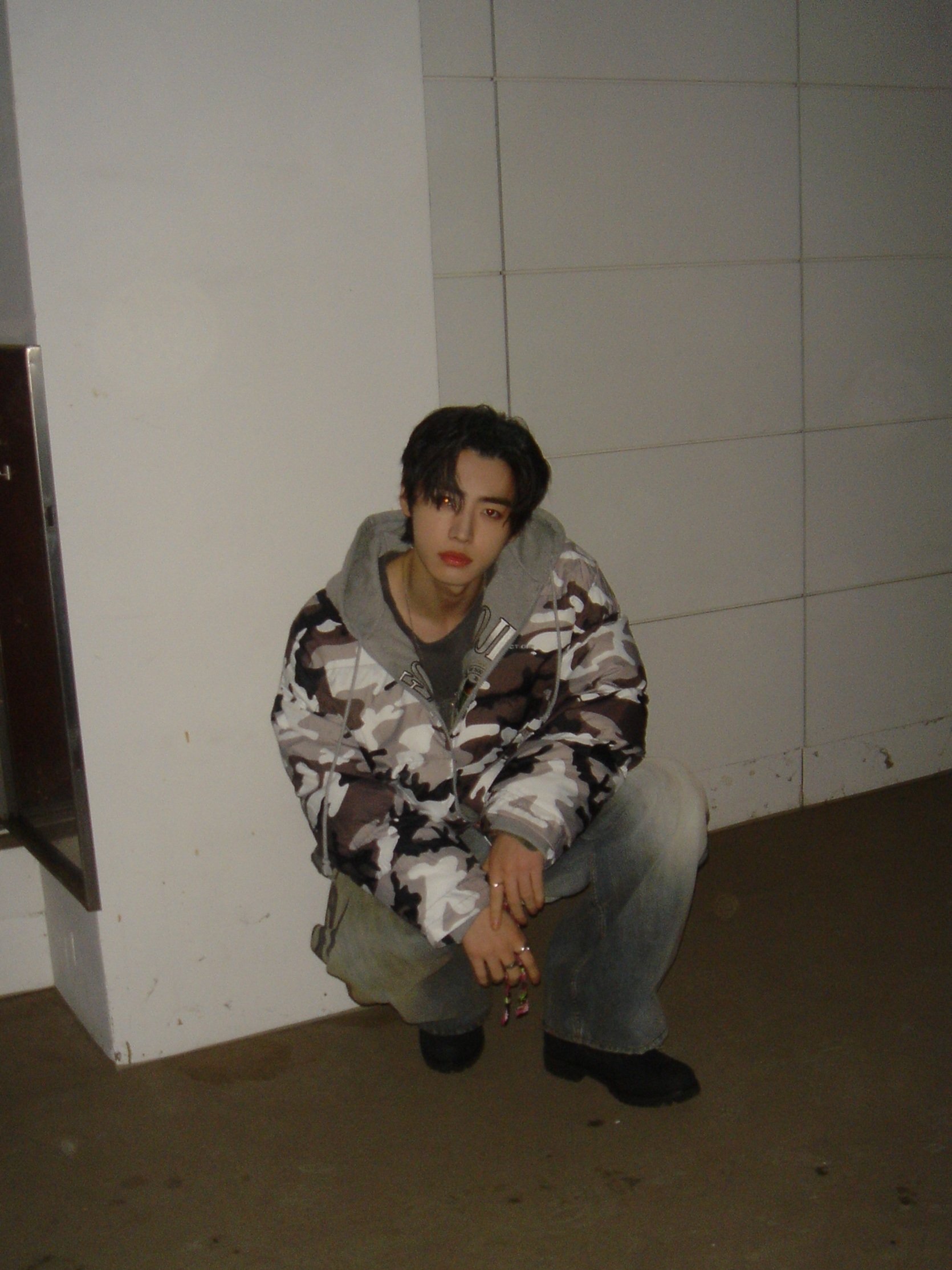 Project G/R Reversible Hooded Puffer Jacket Grey, Balenciaga Y2K Stretched Knee Baggy Pants Light Blue 착용 스타일 - 1