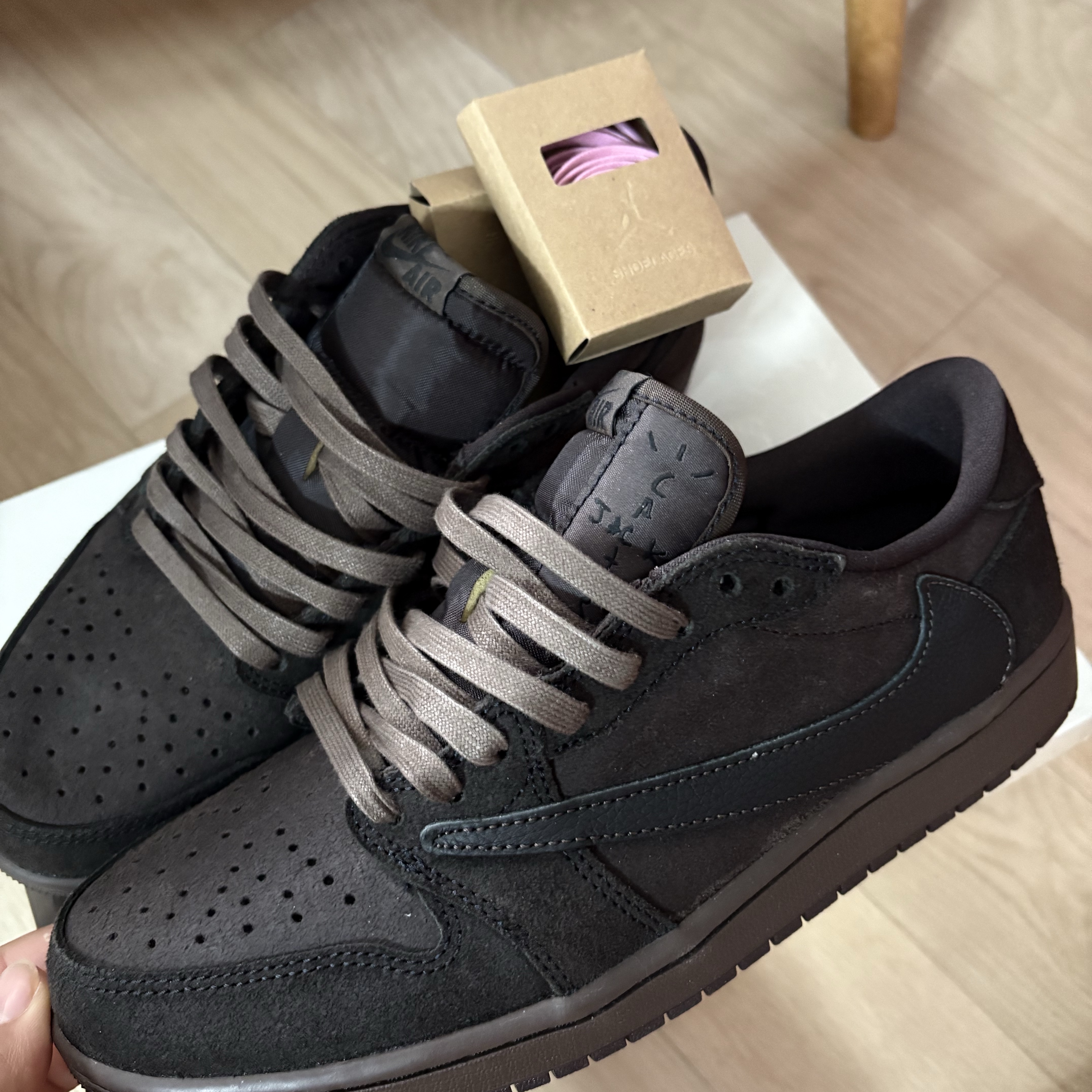 Jordan 1 x Travis Scott Retro Low OG SP Velvet Brown and Dark Mocha 착용 스타일