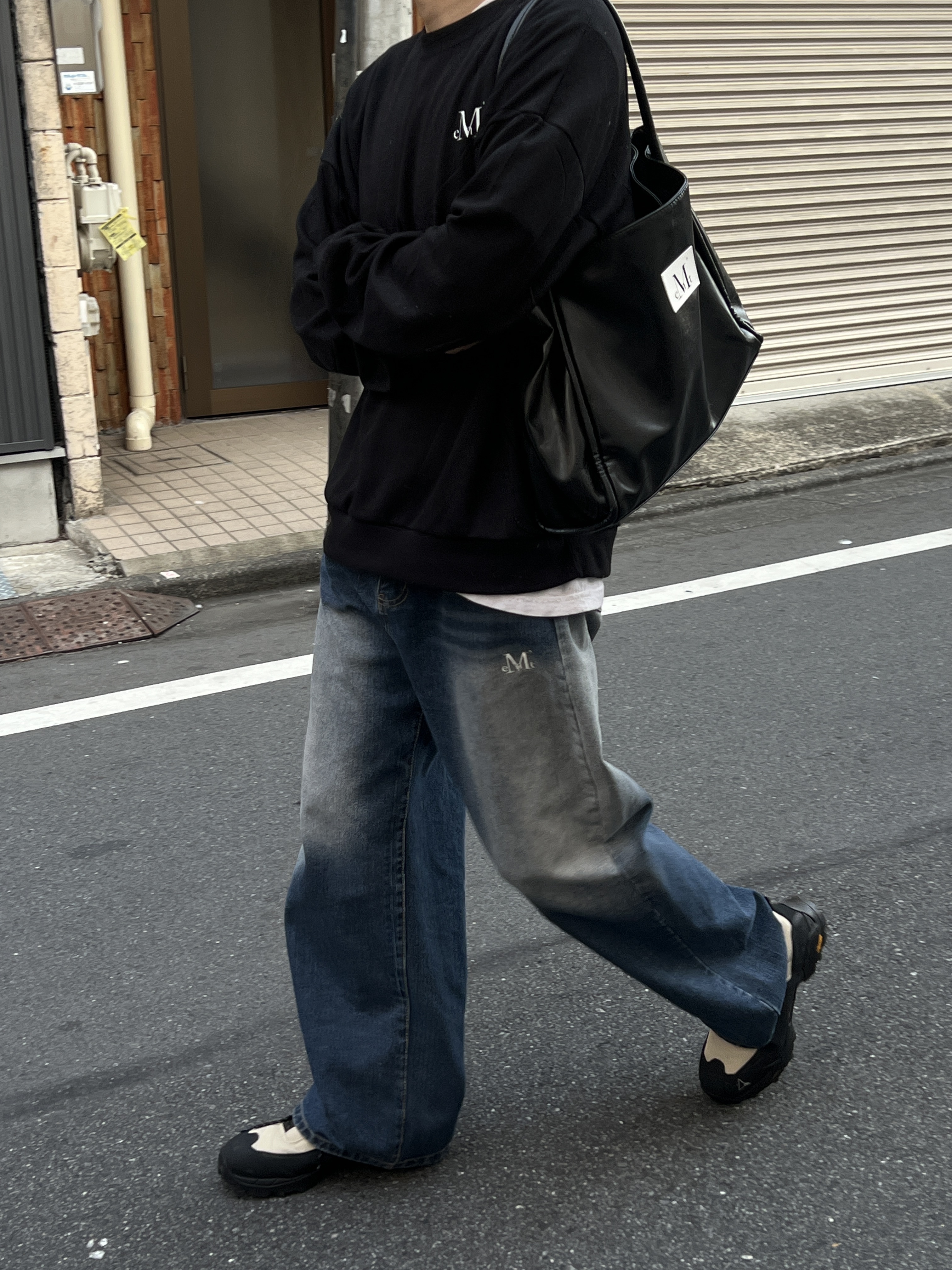 MUCENT Griek Leather Shoulder Bag Black, MUCENT Palma Wide Denim Pants Deep Blue 착용 스타일 - 3