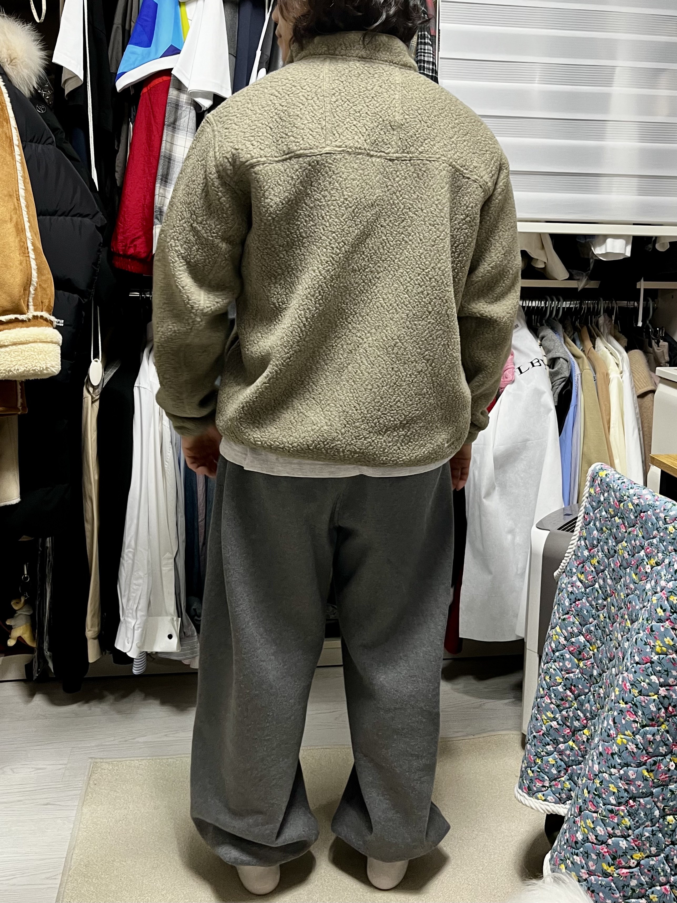 나이키 ACG 아크틱 울프 풀 집 탑 카키 라이트 아이언 오어 - 아시아, 언더마이카 피오씨 USA 플래그 본디 스웻 팬츠 그레이 착용 스타일 - 2