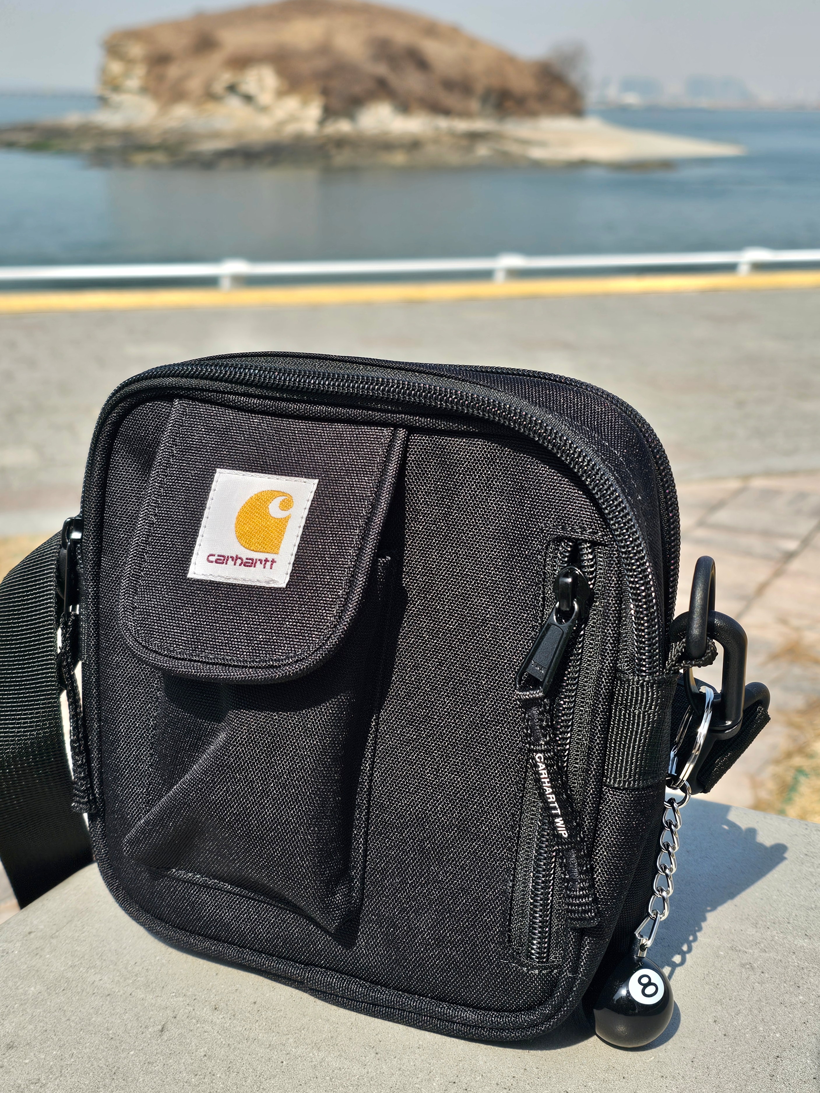 Carhartt WIP Essentials Bag Black, Stussy 8 Ball Keychain Black 착용 스타일 - 1