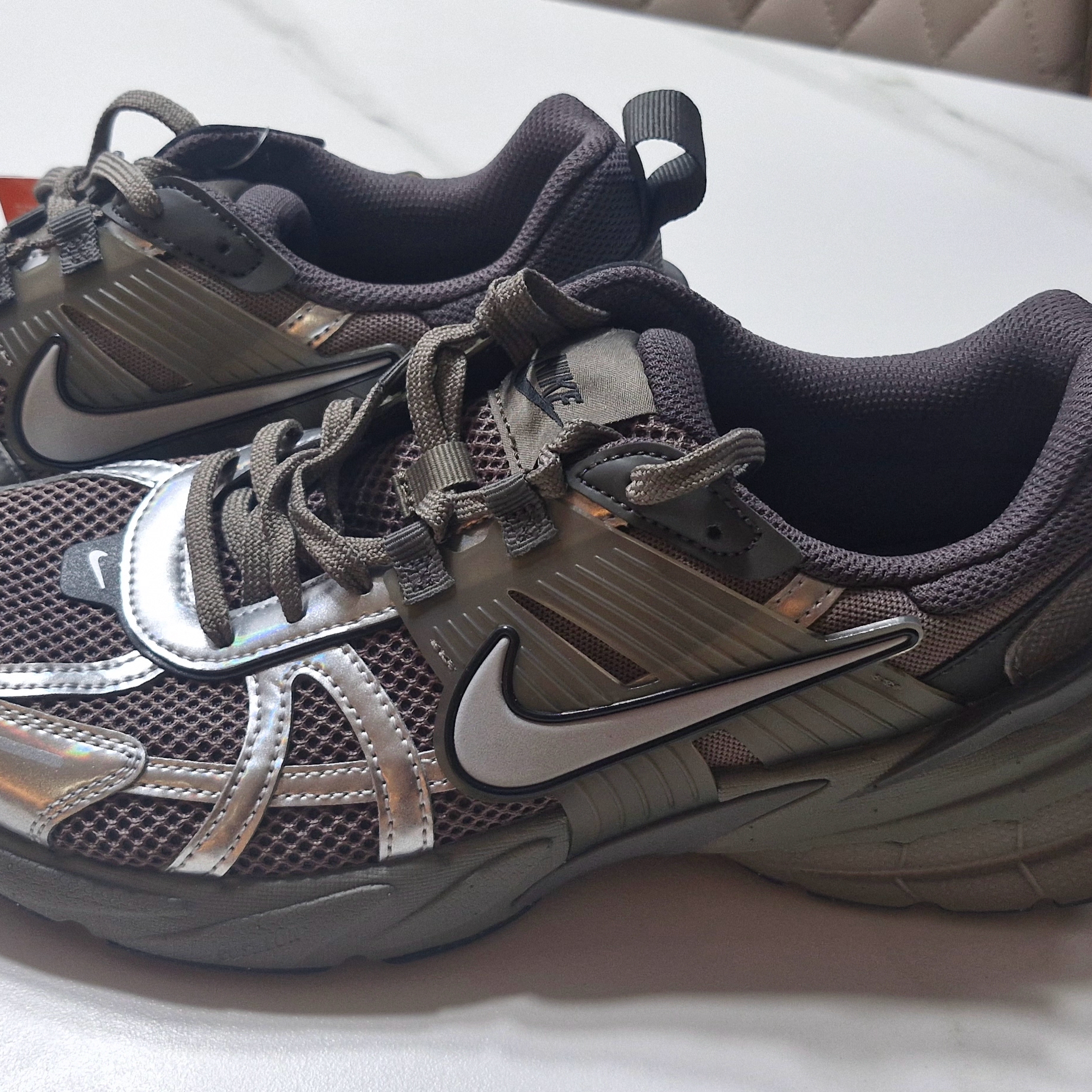 Nike V2K Run Cave Stone Flat Pewter 착용 스타일