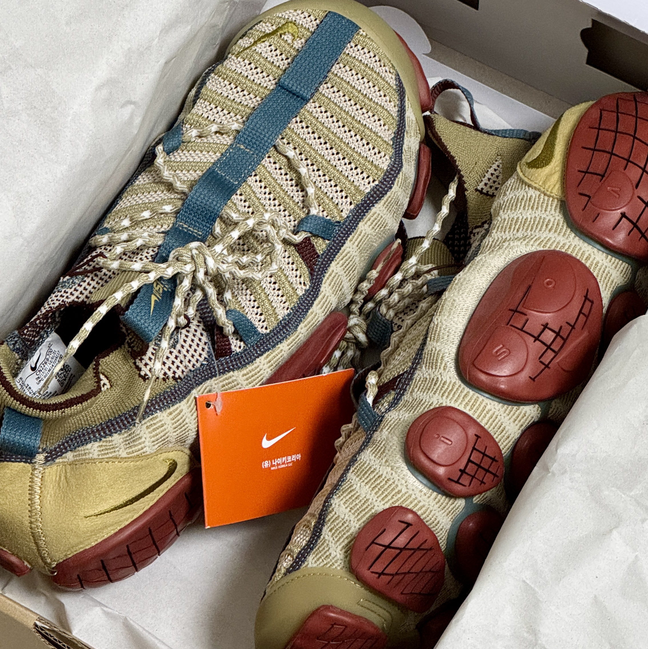 Nike ISPA Link Barley and Desert Moss 착용 스타일 - 4