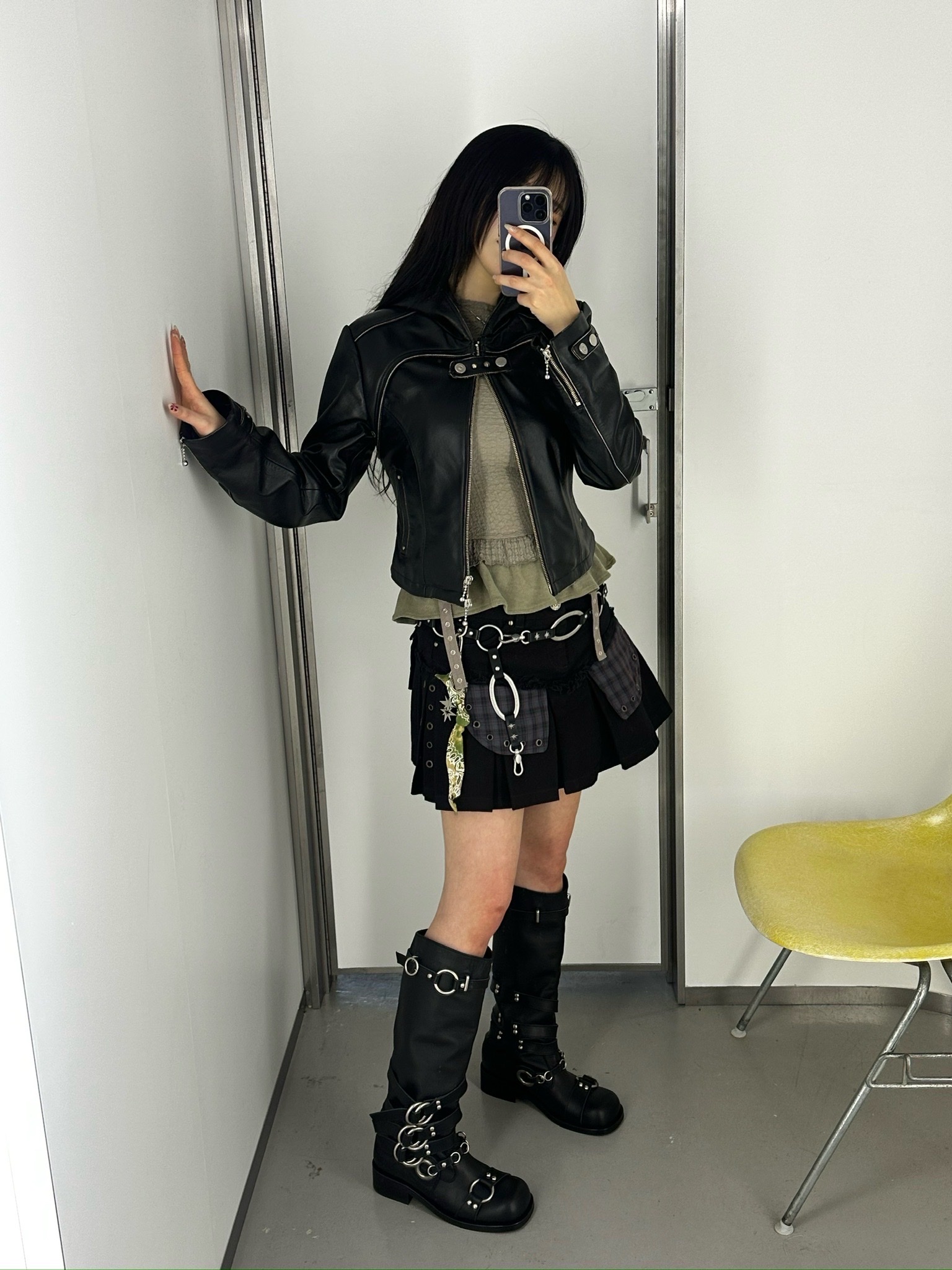베이컨트 아카이브 리사 플리츠 미니 스커트 블랙, 베이컨트 아카이브 리사 플리츠 미니 스커트 브라운 착용 스타일 - 1