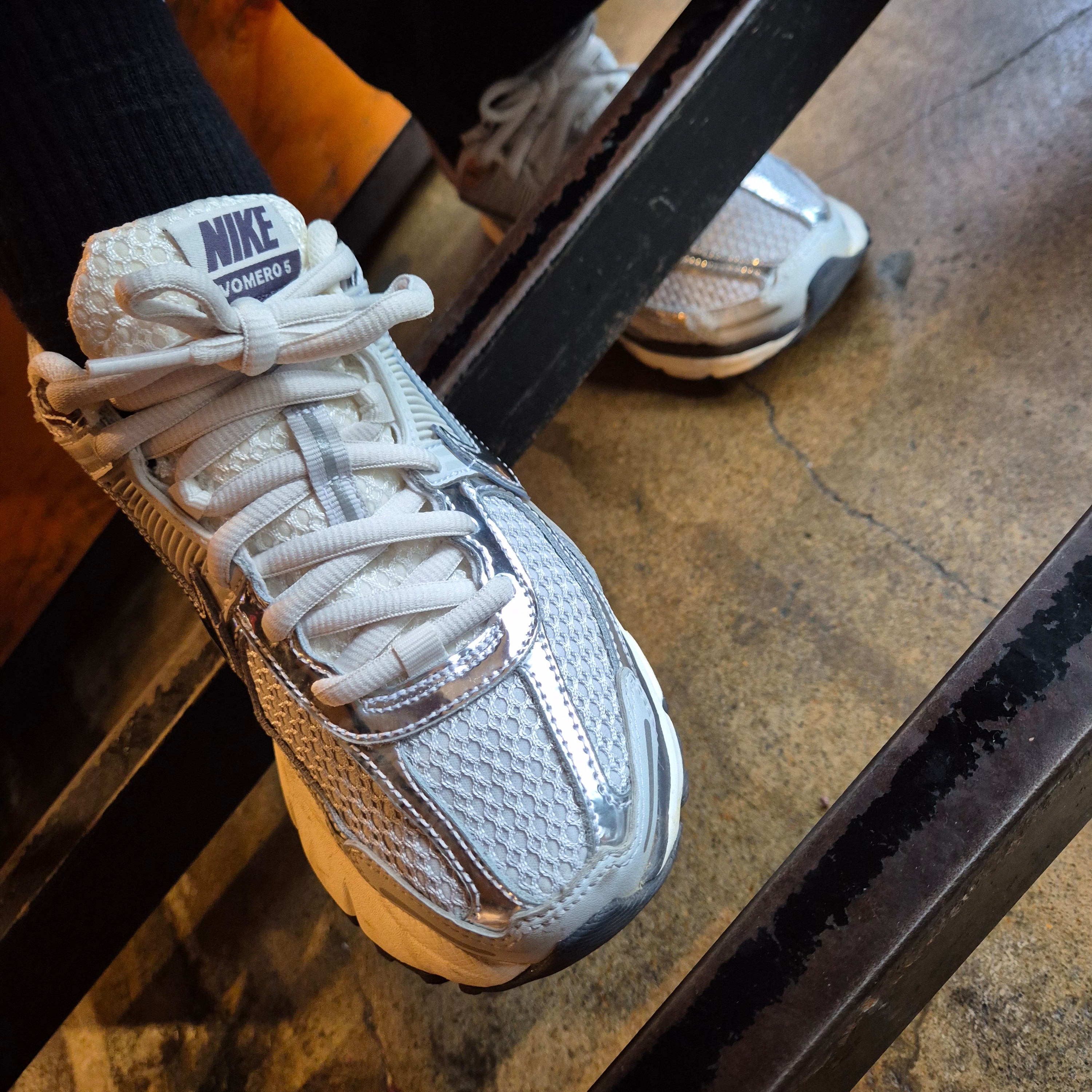 (W) Nike Zoom Vomero 5 Photon Dust and Metallic Silver 착용 스타일