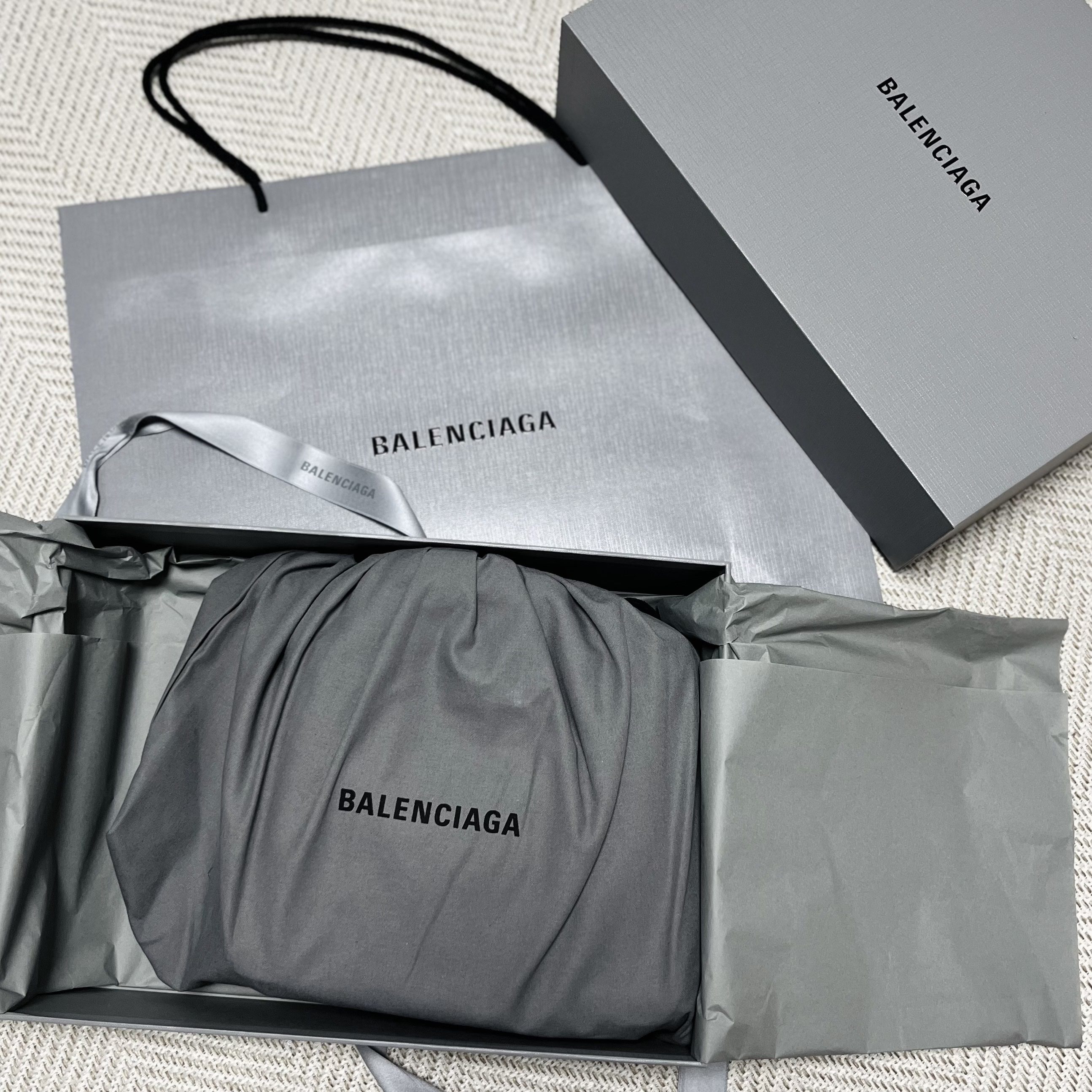 Balenciaga Rodeo Mini Handbag Black 착용 스타일 - 2