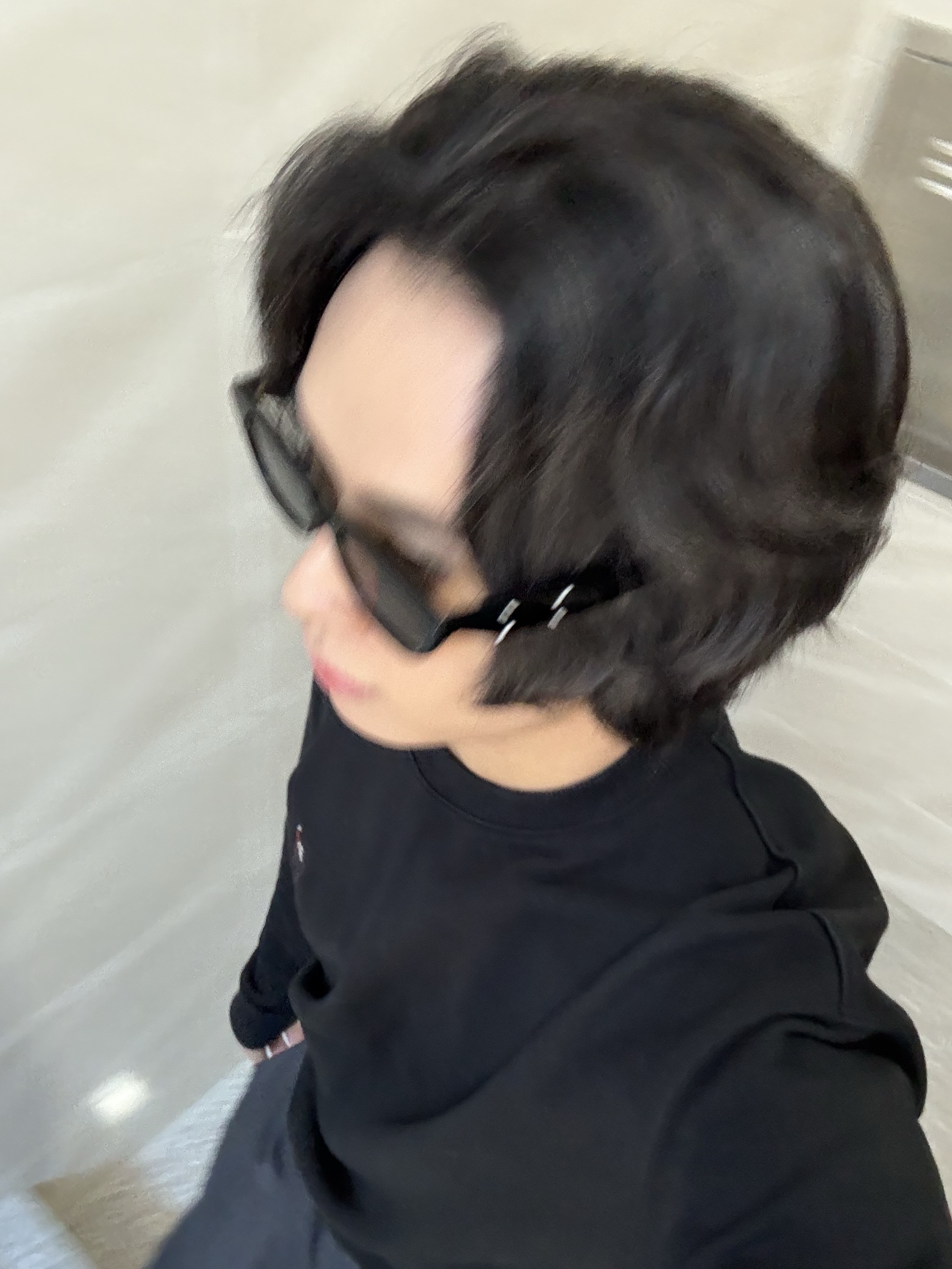Gentle Monster x Maison Margiela MM208 Black Gray 착용 스타일