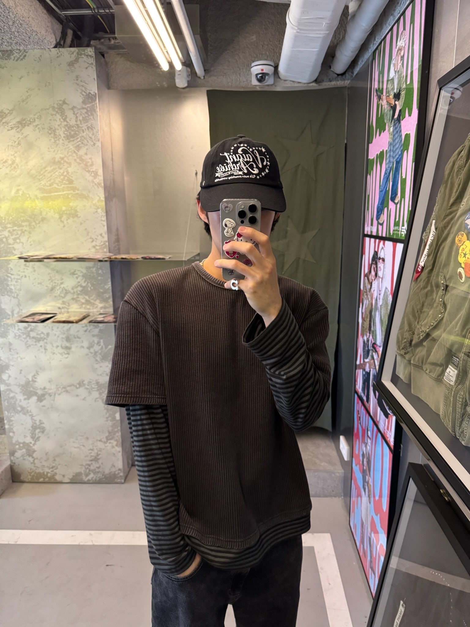 베이컨트 아카이브 라비 레이어드 롱 슬리브 카키, 베이컨트 아카이브 라비 레이어드 롱 슬리브 블랙 착용 스타일 - 1