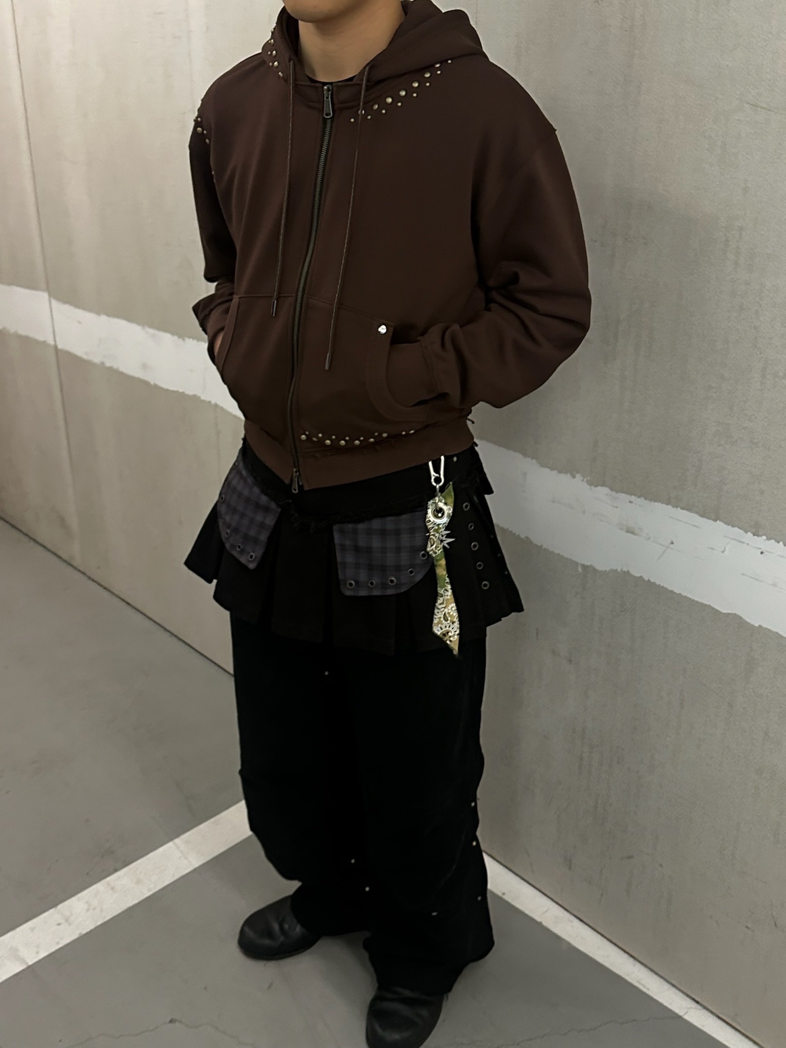 베이컨트 아카이브 리사 플리츠 미니 스커트 블랙, 베이컨트 아카이브 리사 플리츠 미니 스커트 브라운 착용 스타일 - 2