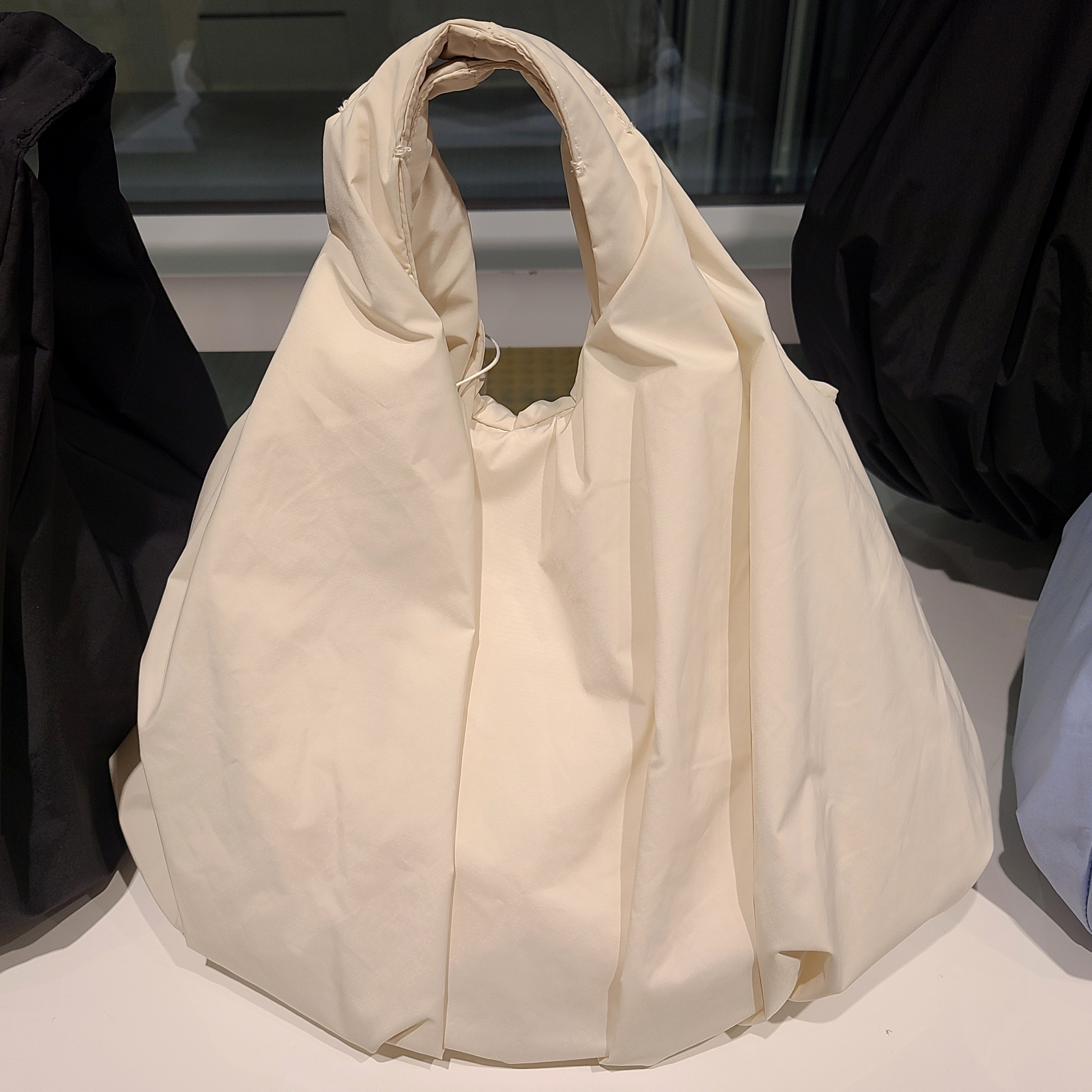 COS Dahlia Micro Bag Lilac, COS Cloud Mini Tote Bag Ecru 착용 스타일 - 2