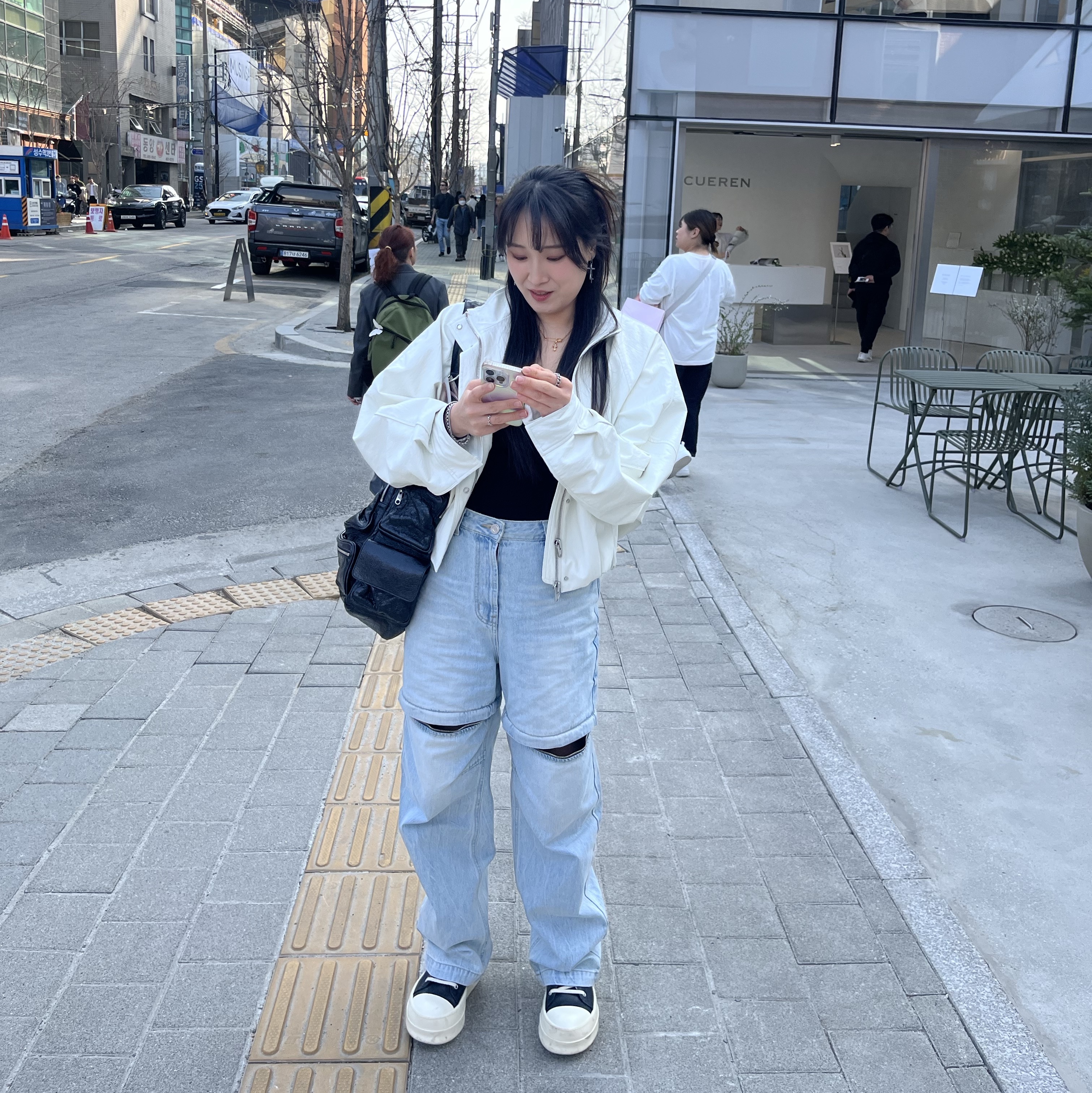 Balenciaga Superbusy Large Sling Bag Black, Rick Owens Mega Bumper Sneakers Black Milk 착용 스타일 - 1