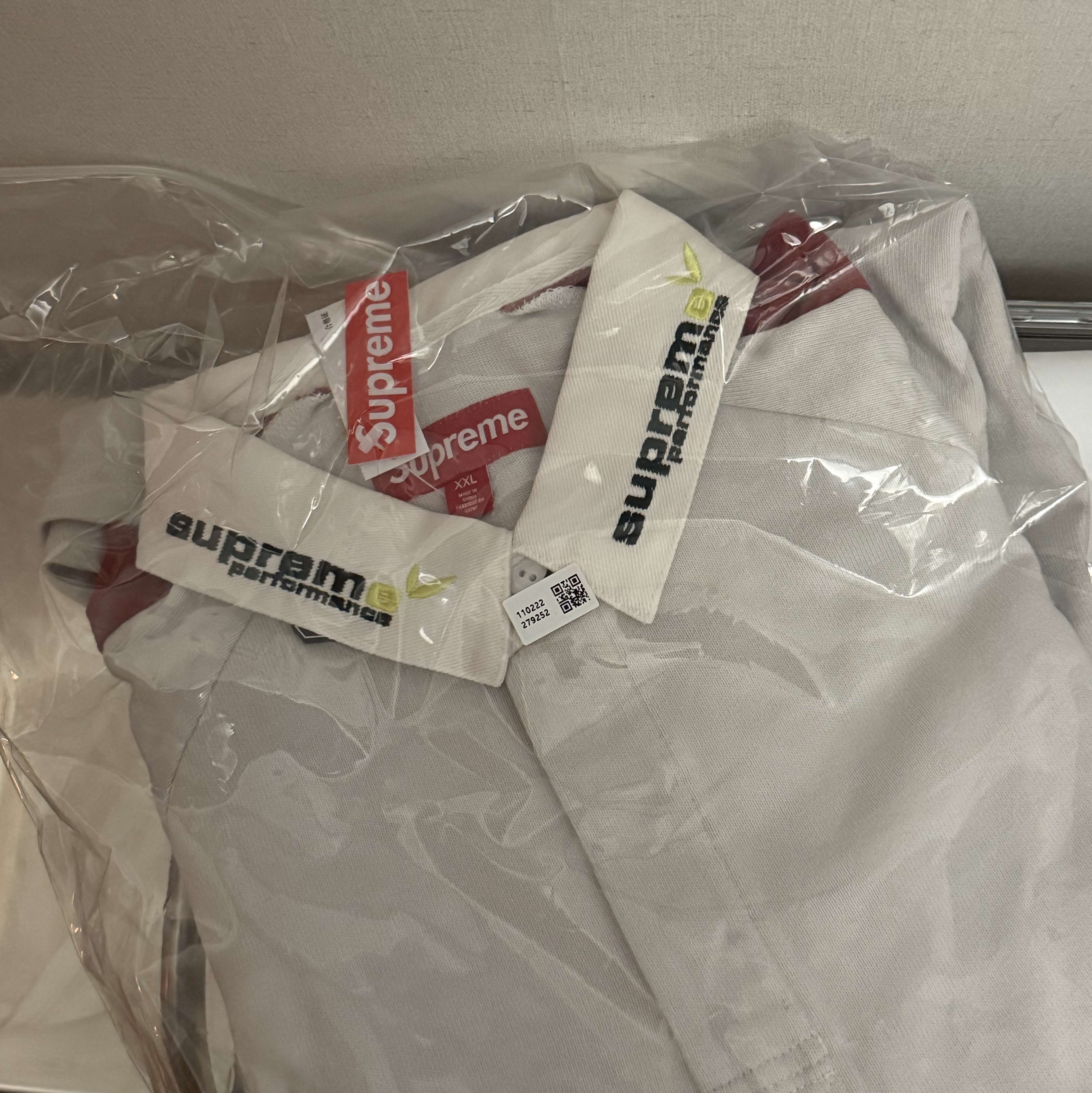 Supreme Chest Stripe Rugby Stone - 24FW, Supreme Mesh Pocket Camp Cap Silver - 24FW 착용 스타일 - 2