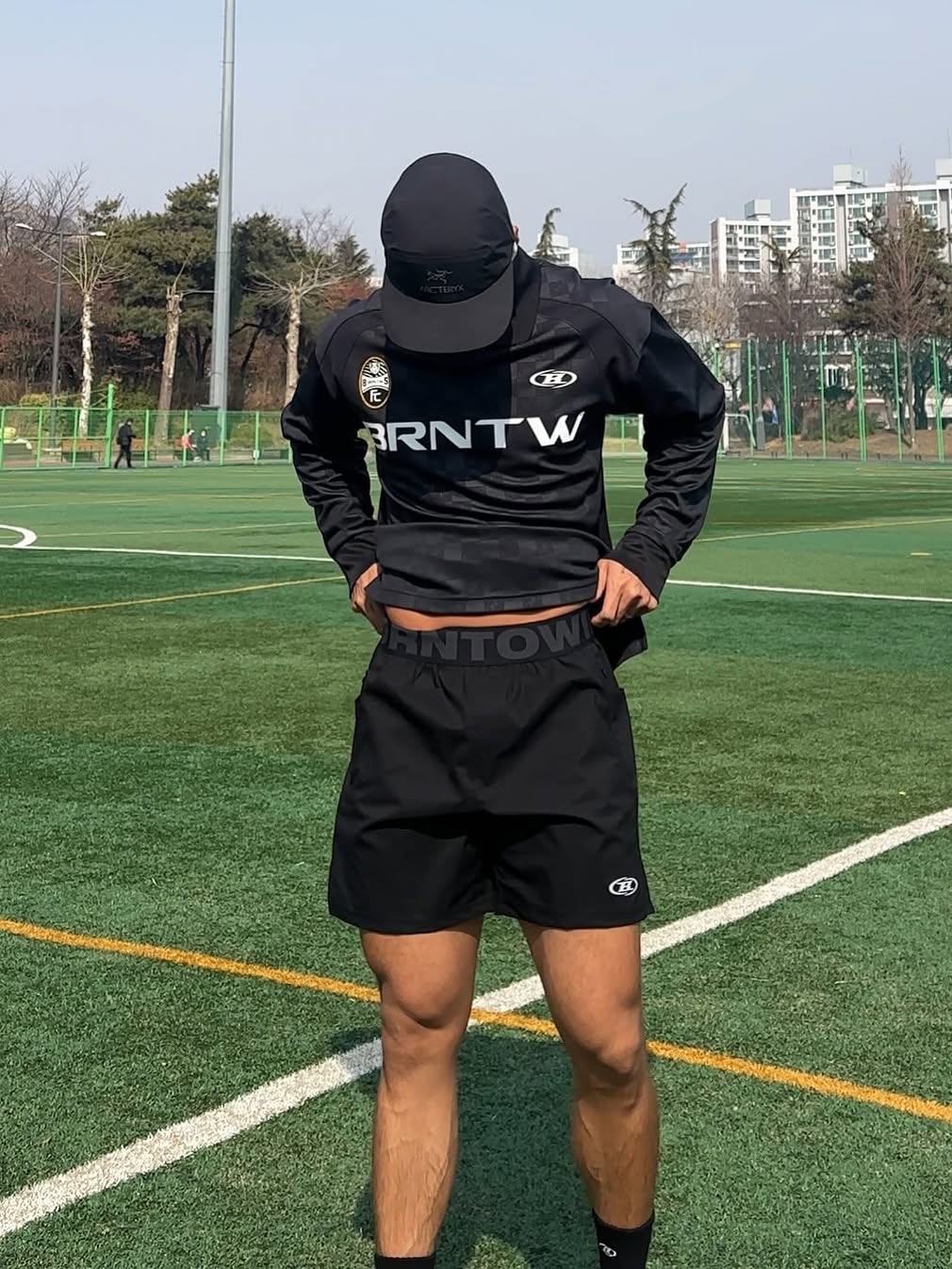 BORN TO WIN Monogram Soccer Jersey Black, BORN TO WIN Outband BRN Active Shorts Black 착용 스타일