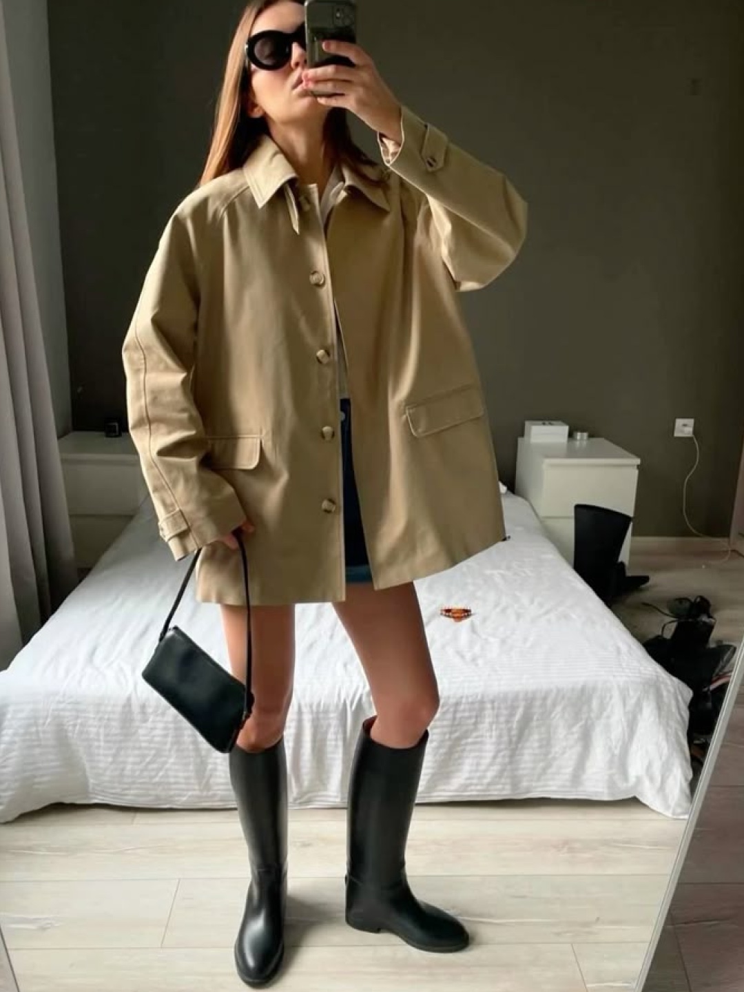 Burberry Balmoral Trench Coat, Vivastudio Woman Cropped Oversized Trench Coat Beige 착용 스타일 - 6