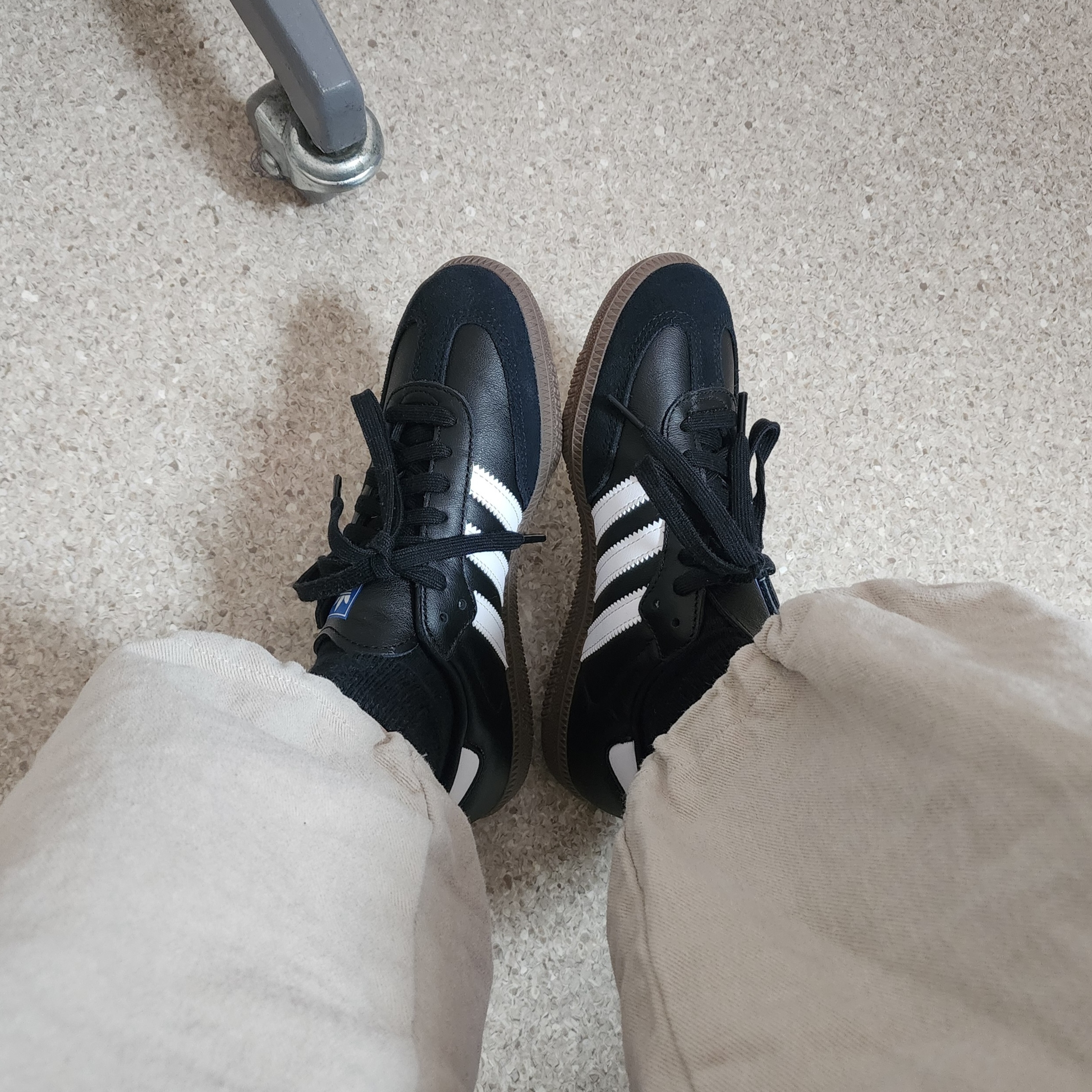 Adidas Samba OG Black White Gum 착용 스타일