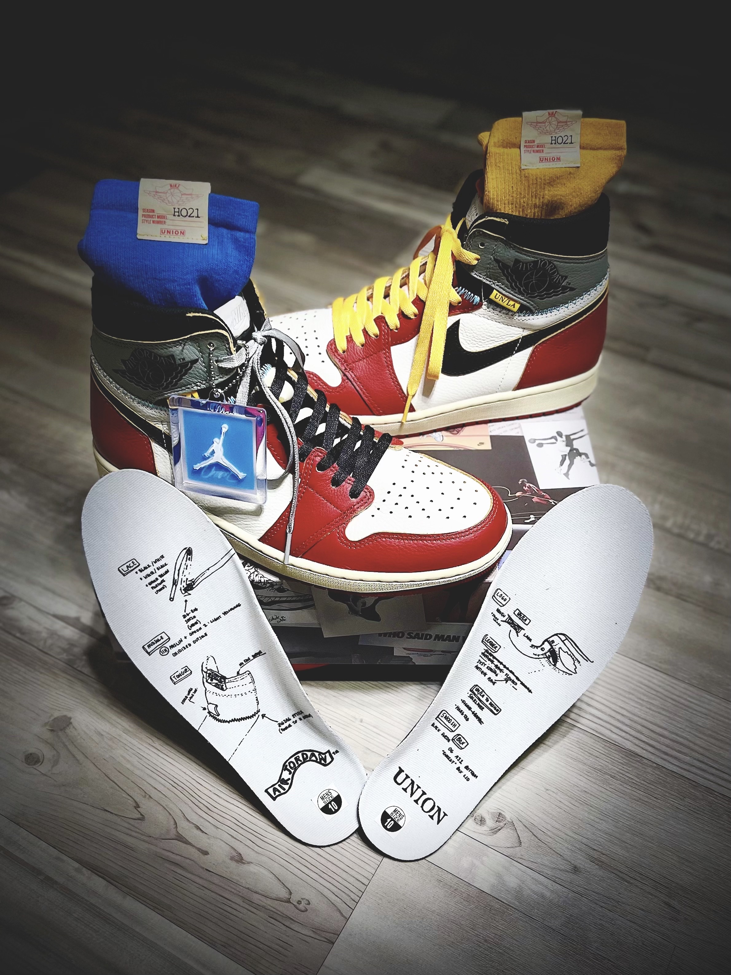 Jordan 1 x Union Retro High OG Chicago Shadow, Jordan x Union Everyday Essential 3.0 Crew Socks Sport Gold 착용 스타일 - 1