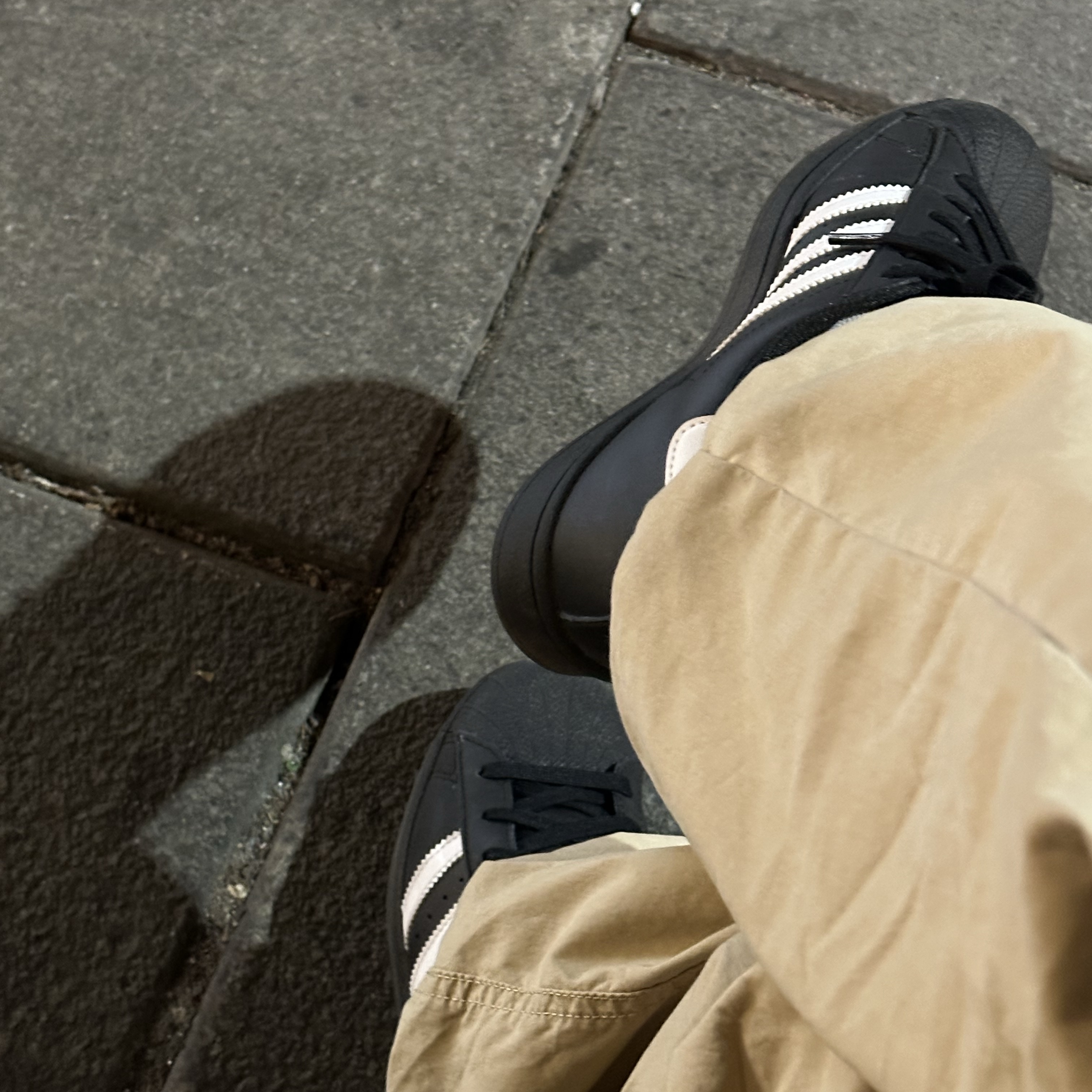 Adidas Superstar Core Black White 착용 스타일
