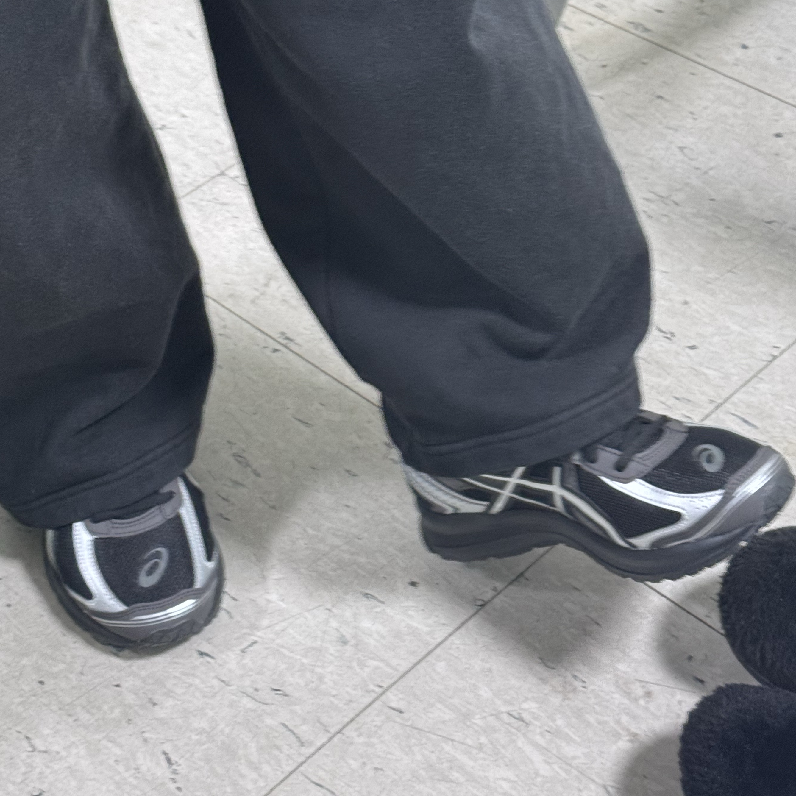 Asics Jog 100 S Black Pure Silver - D Standard 착용 스타일
