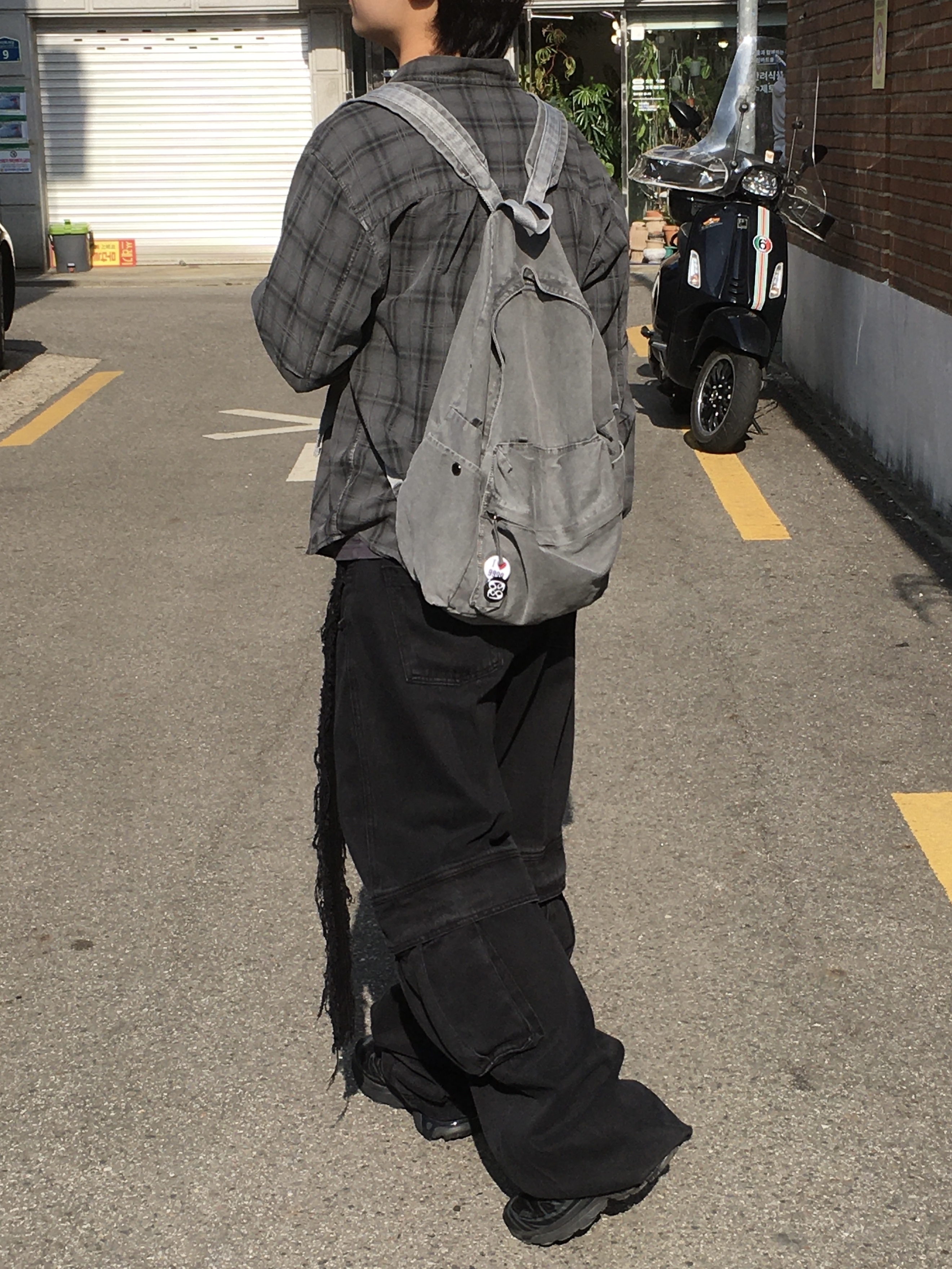 Hatchingroom Dyed Backpack Charcoal, Salomon XT-6 ADV Black 착용 스타일 - 2