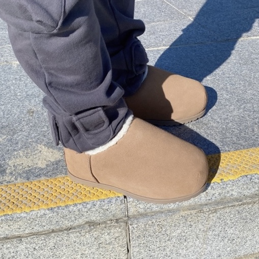 (W) UGG Pumped Slipper Chestnut 착용 스타일