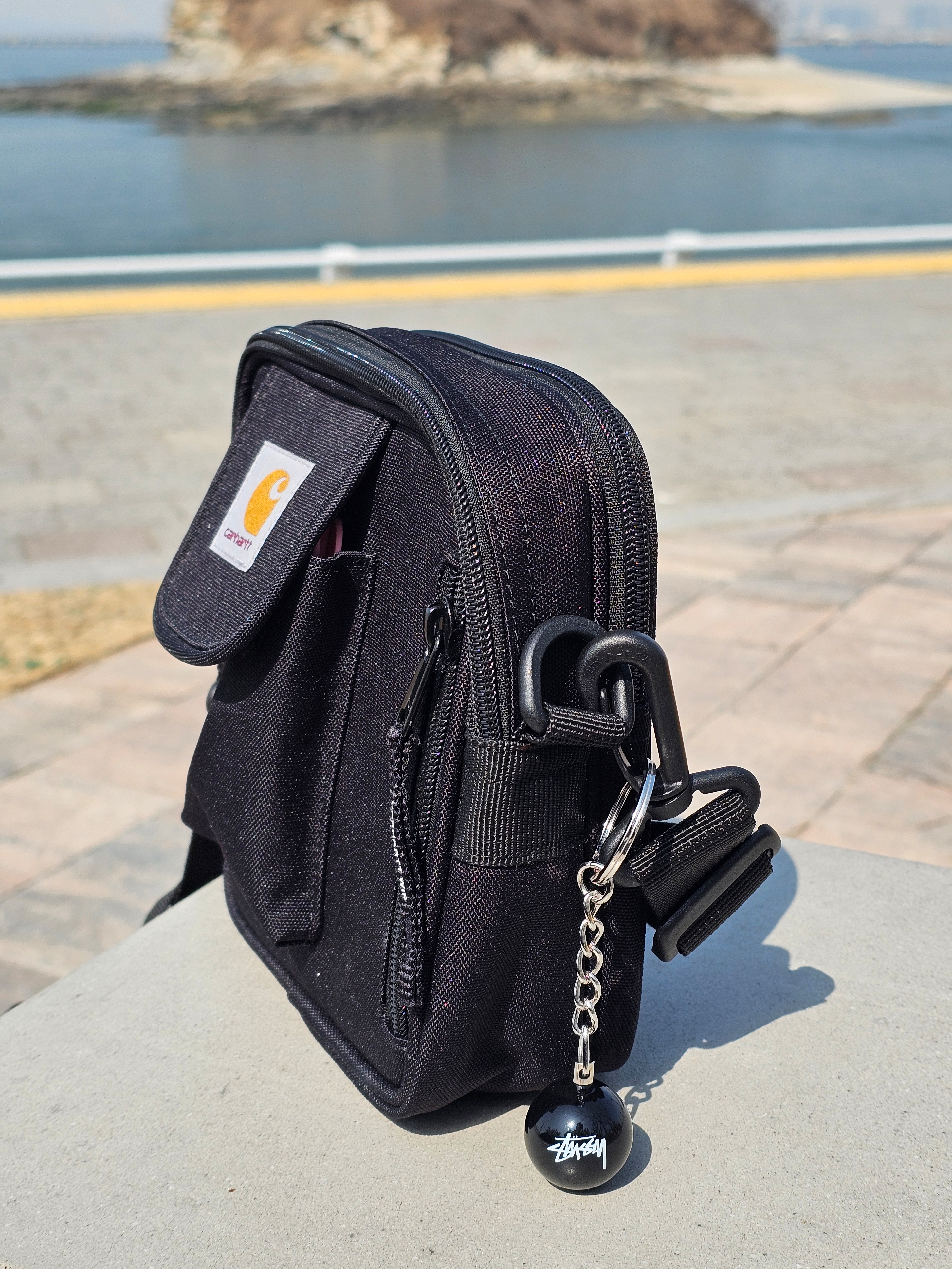 Carhartt WIP Essentials Bag Black, Stussy 8 Ball Keychain Black 착용 스타일 - 2