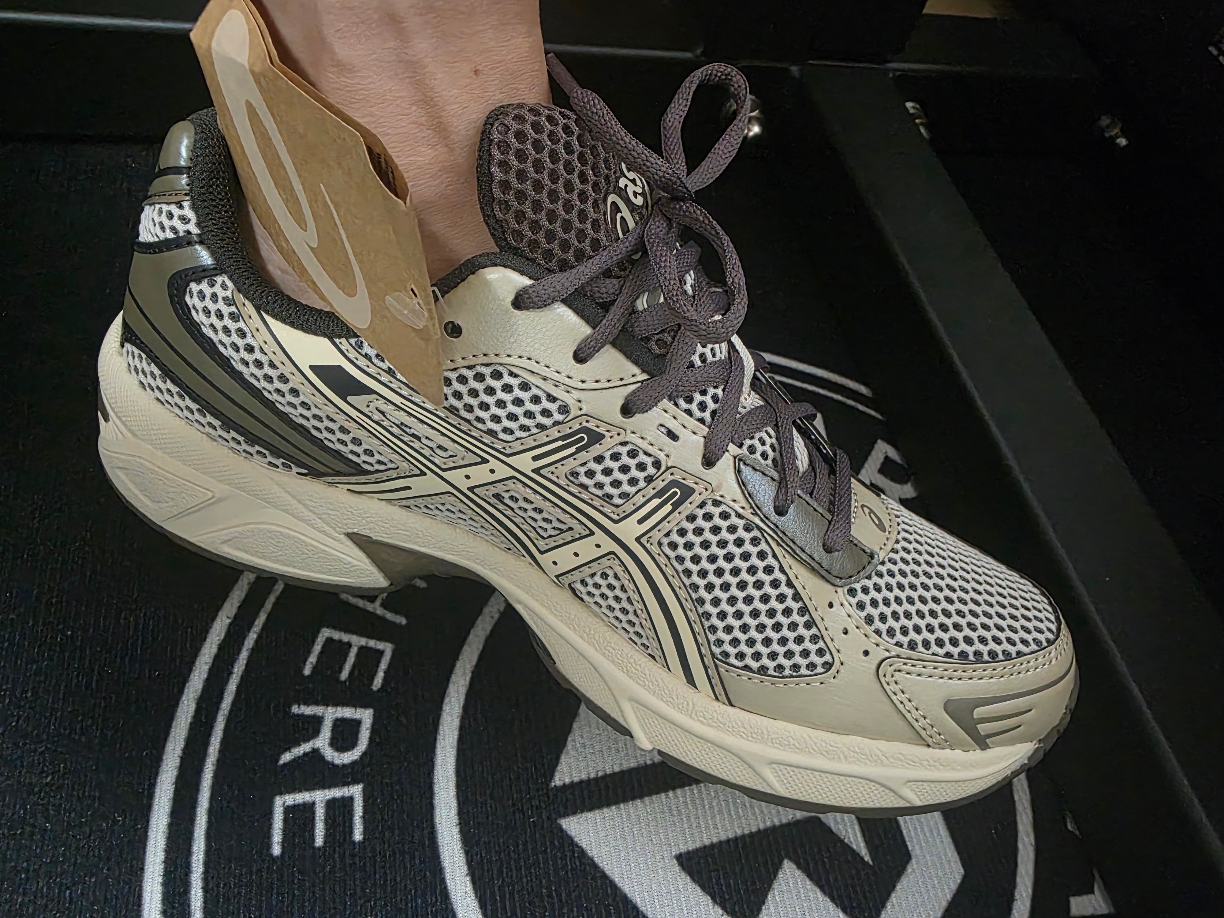 Asics Gel-1130 Birch Dark Taupe - Korea Exclusive 착용 스타일 - 3