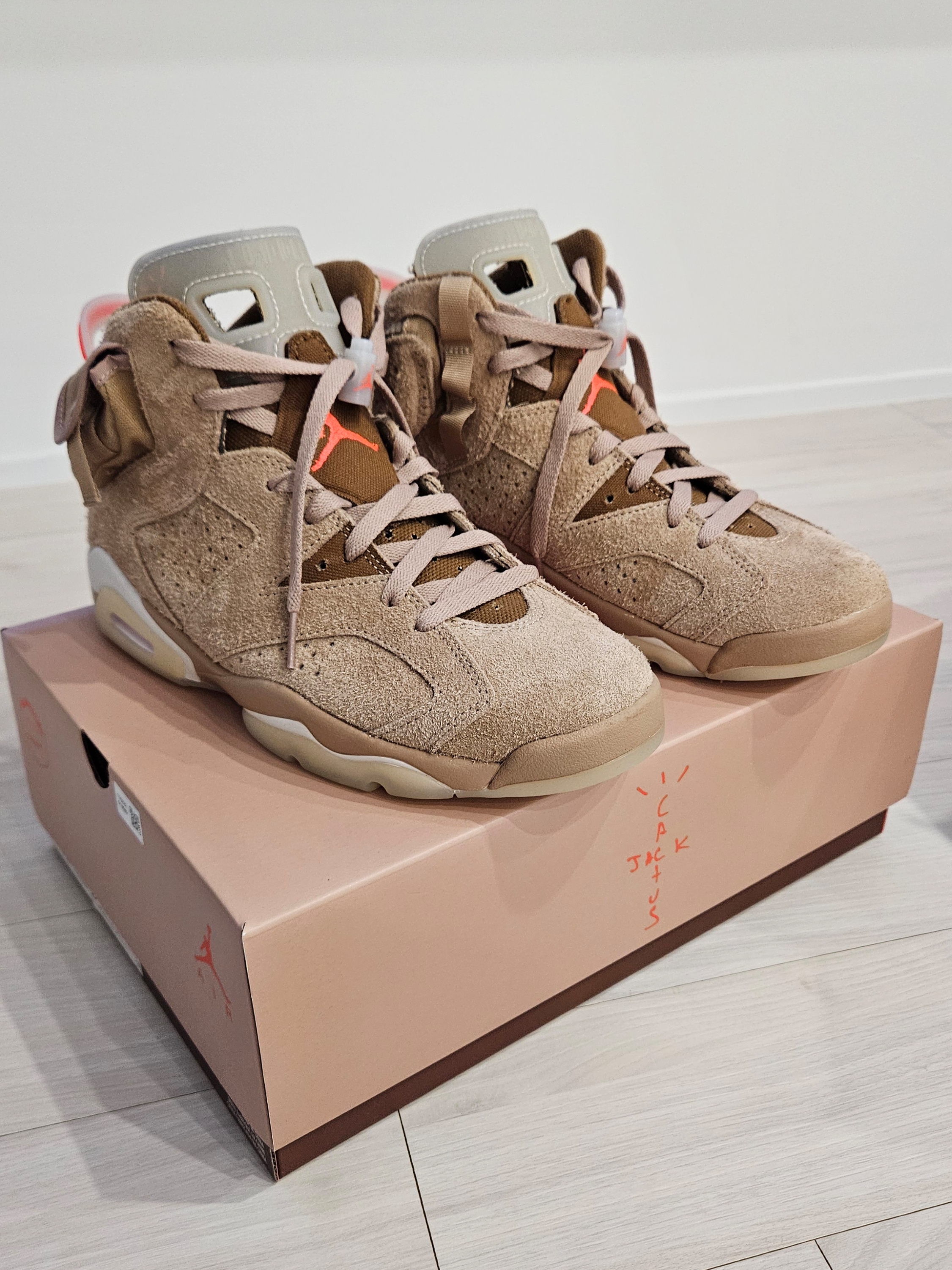 Jordan 6 x Travis Scott Retro SP British Khaki 착용 스타일